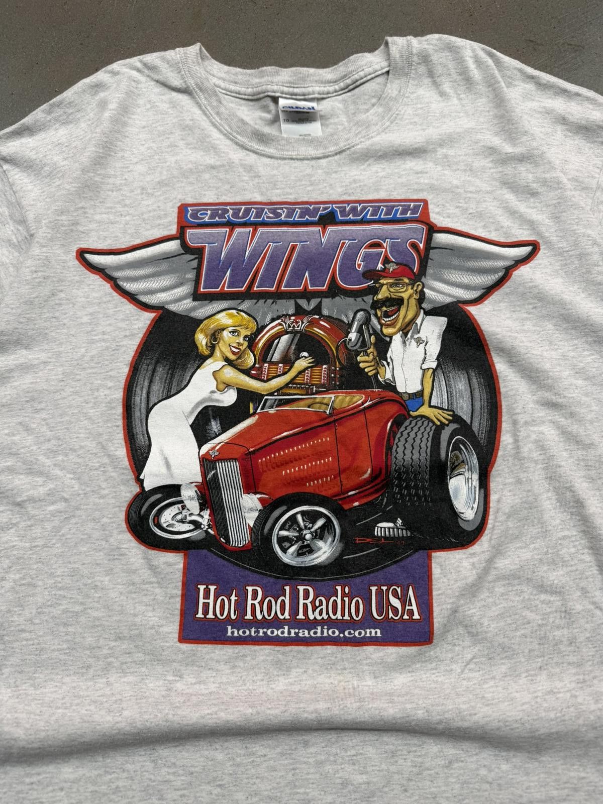 Gildan Y2K Hot Rod Radio USA "Cruisin With Wings" Graphic T-shirt Size US XL / EU 56 / 4 - 4 Thumbnail