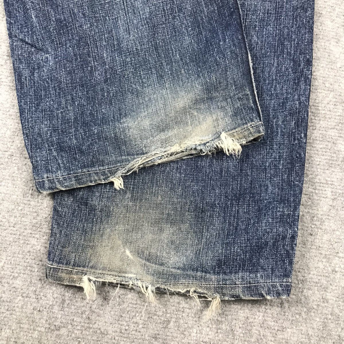 Levi's Vintage Clothing RIPPED DISTRESSED LEVIS BLUE DENIM BAGGY PANTS 142 Size US 34 / EU 50 - 11 Thumbnail