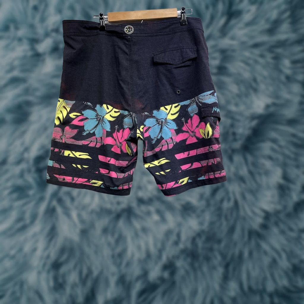 Swims Maui and Sons Black Shark 4 Way Stretch Surf Board Shorts Men 38 Size Beach Tropical Shark Pattern Boys? Size US 38 / EU 54 - 1 Thumbnail