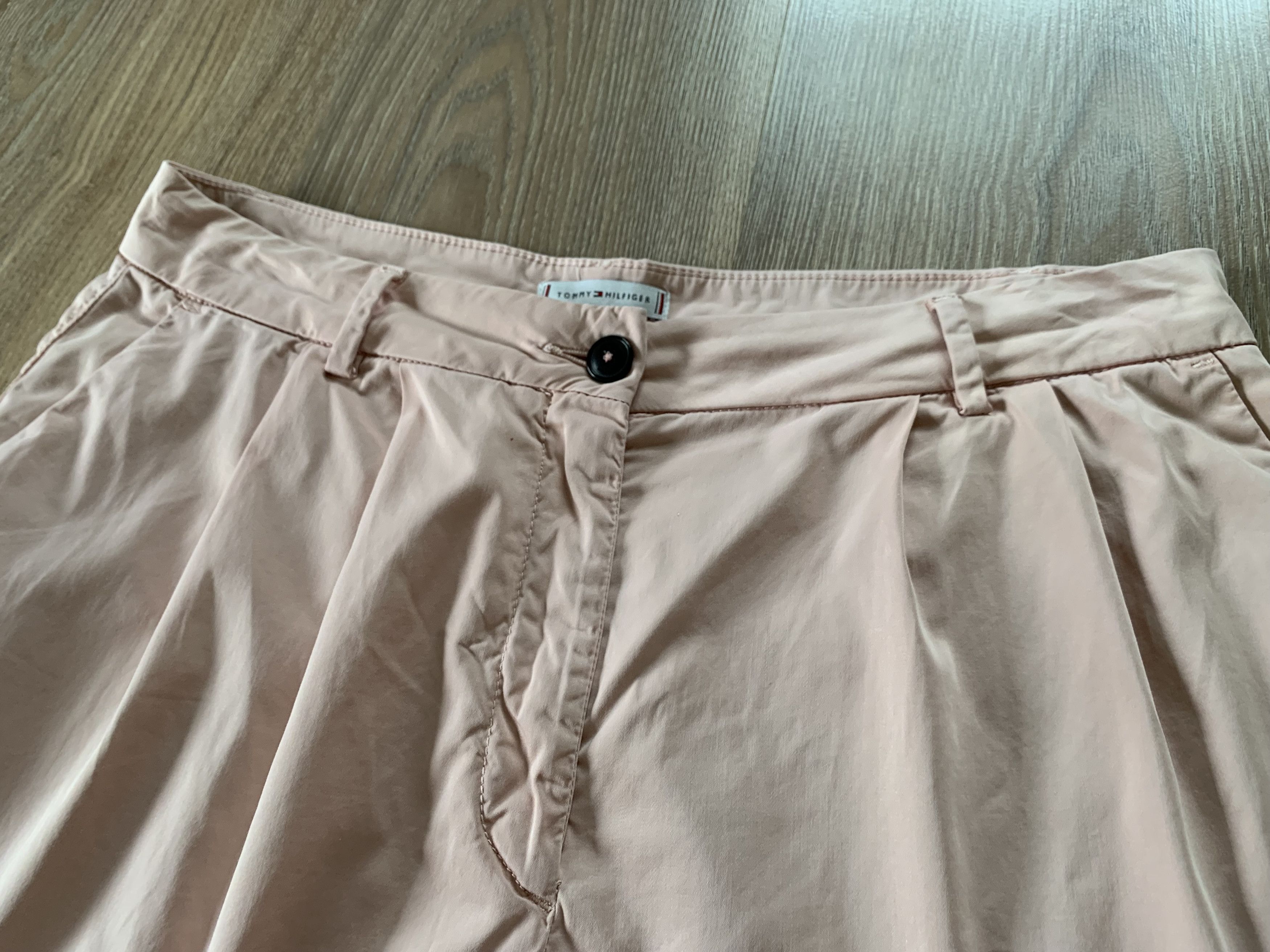 Tommy Hilfiger Tommy Hilfiger Women's Pleated Shorts Size L / US 10 / IT 46 - 4 Thumbnail
