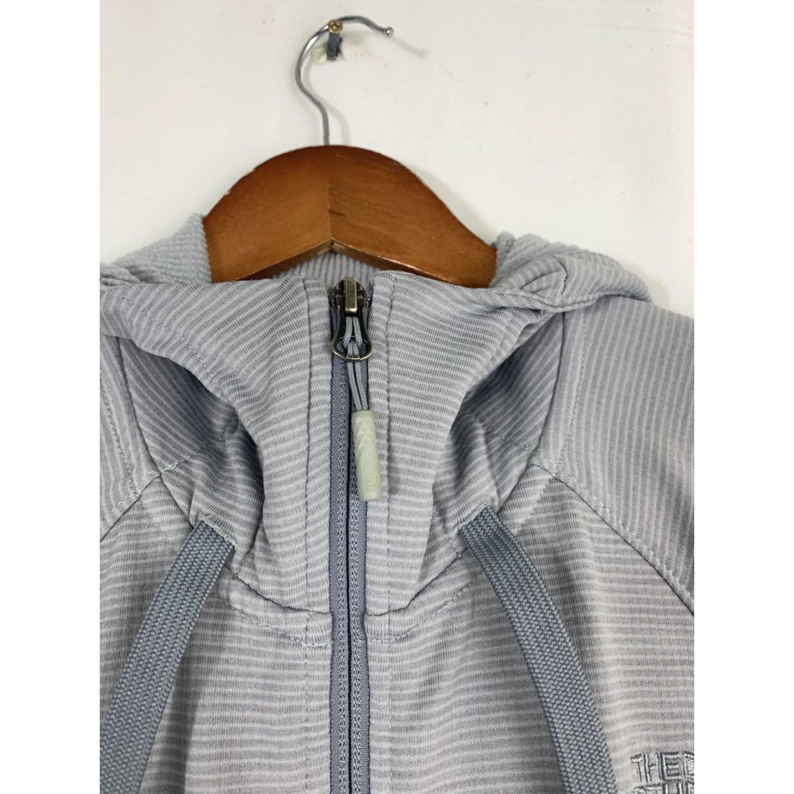 The North Face The North Face Hoodie Womens Small Gray Striped Full Zip Hooded Lightweight Pockets Activewear 100% Polyester** Size S / US 4 / IT 40 - 7 Thumbnail