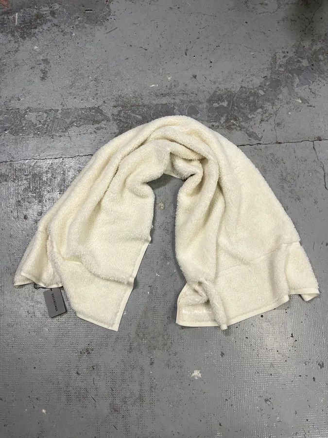 Balenciaga Balenciaga Trompe LOeil Towel Cozy Oversize White Scarf Size ONE SIZE - 1 Thumbnail