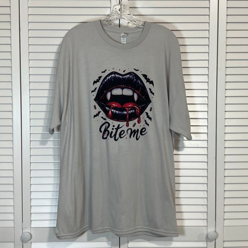 Jerzees Jerzees Gray Bite Me Vampire Lips Graphic Unisex T-shirt 2XL Size XXL / US 16-18 / IT 52-54 - 1 Thumbnail