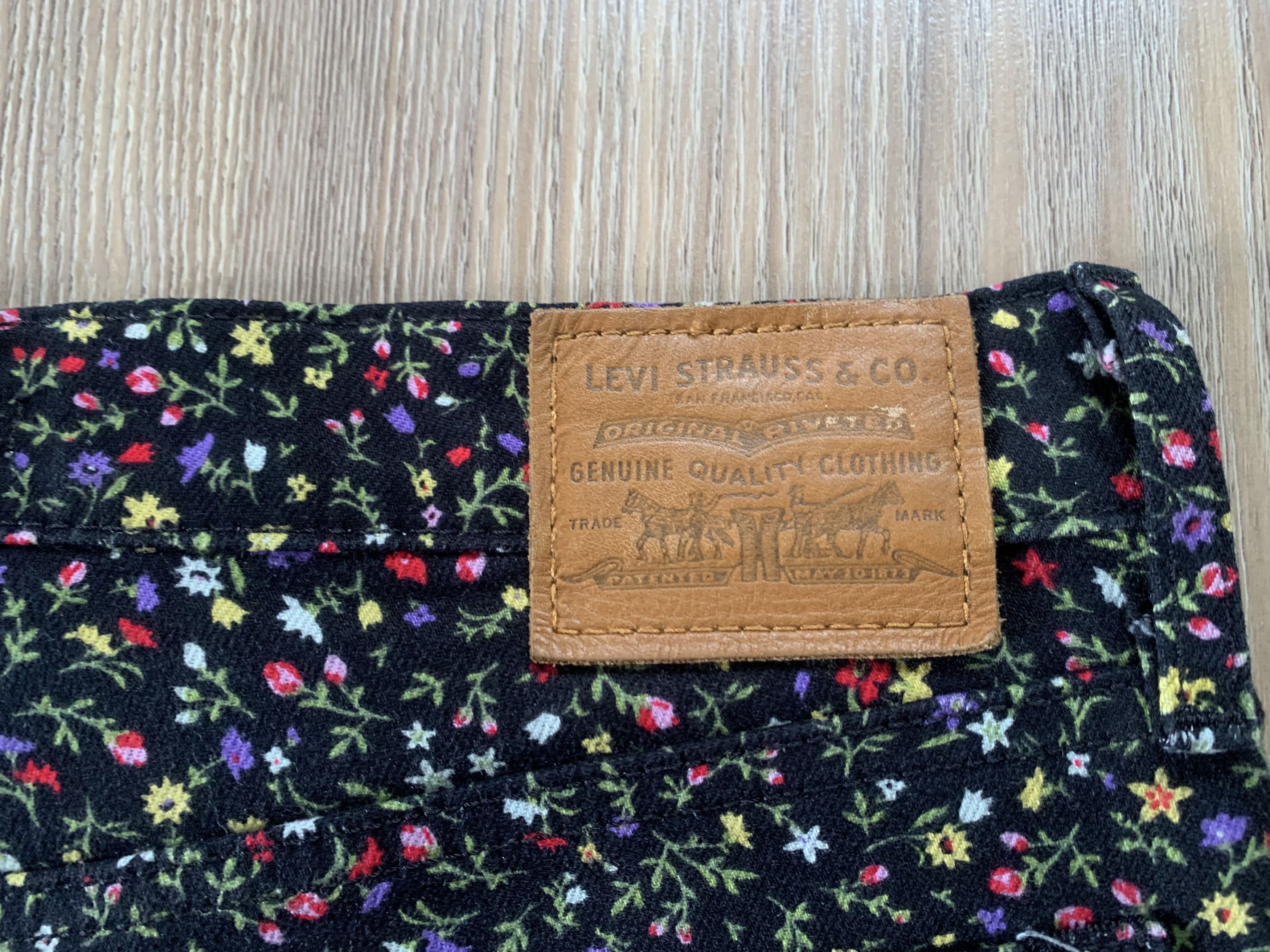 Levi's Women’s Levi’s Premium Wedgie Straight Floral Black Jeans Size 30" / US 8 / IT 44 - 7 Thumbnail