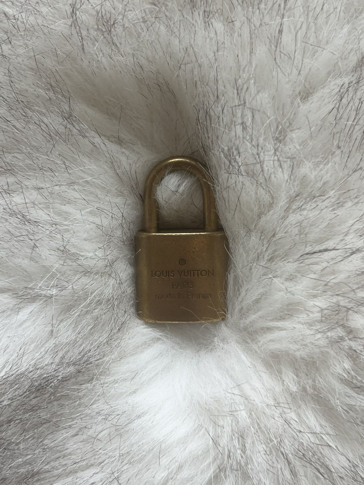 Louis Vuitton Louis Vuitton jewelry | Louis Vuitton engraved brass locket Size ONE SIZE - 2 Thumbnail