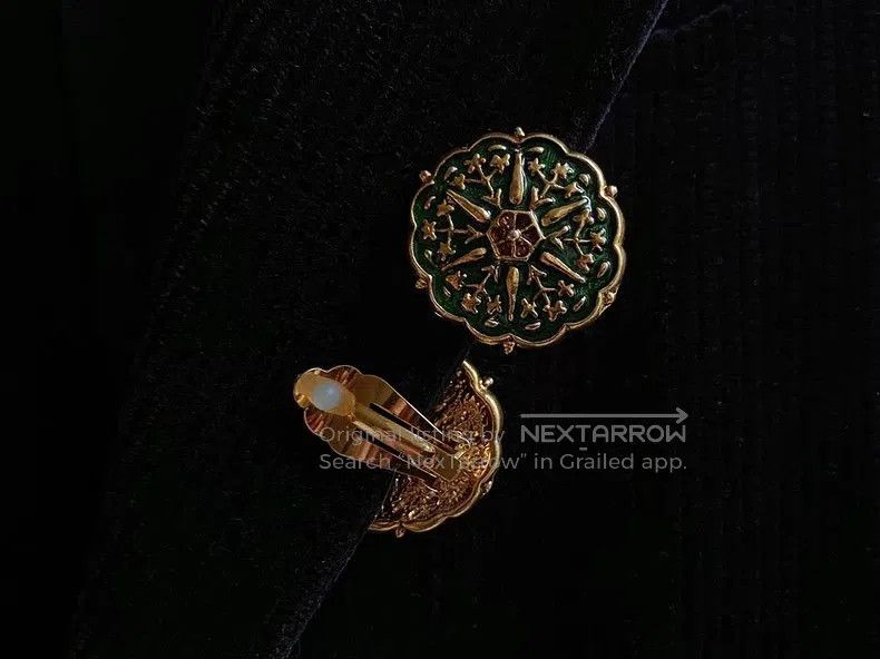 Vintage 1980s Kenzo Enamel Relief Clip Earrings. Size ONE SIZE - 2 Thumbnail