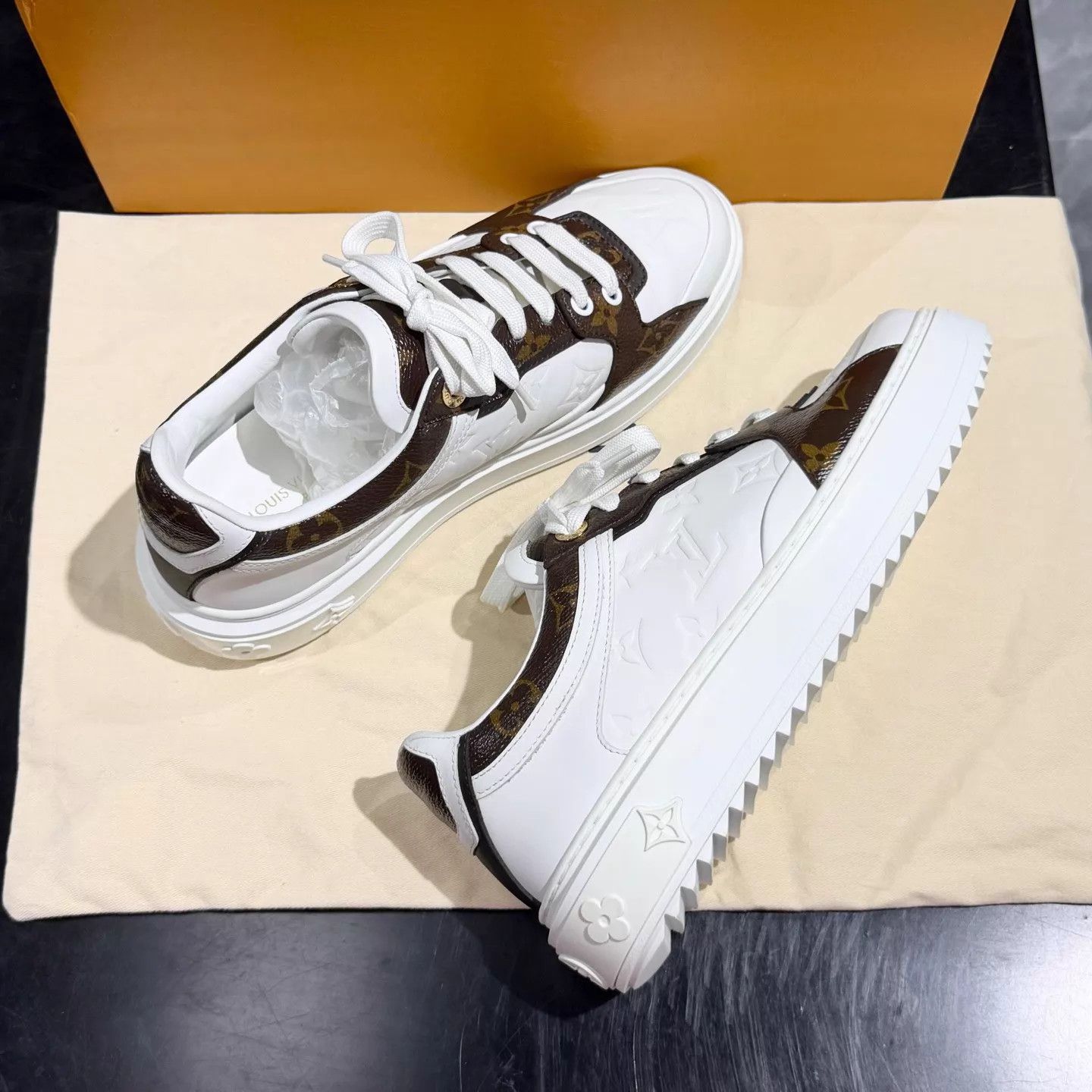 Louis Vuitton LV Time Out Monogram Leather Sneaker 99 New UK5.5 Size US 8 / IT 38 - 4 Thumbnail