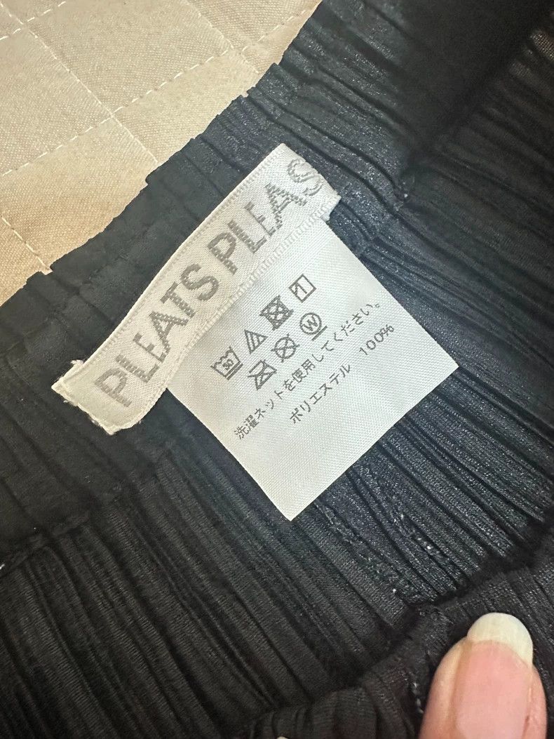 Issey Miyake Issey Miyake size:1 Black pleated capri pants Size 22" - 2 Thumbnail