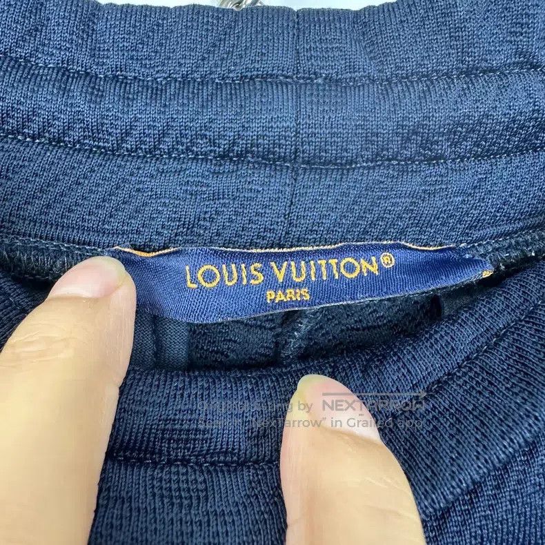 Louis Vuitton Louis Vuitton size s Classic dark embossed full logo navy b Size US 28 / EU 44 - 4 Thumbnail