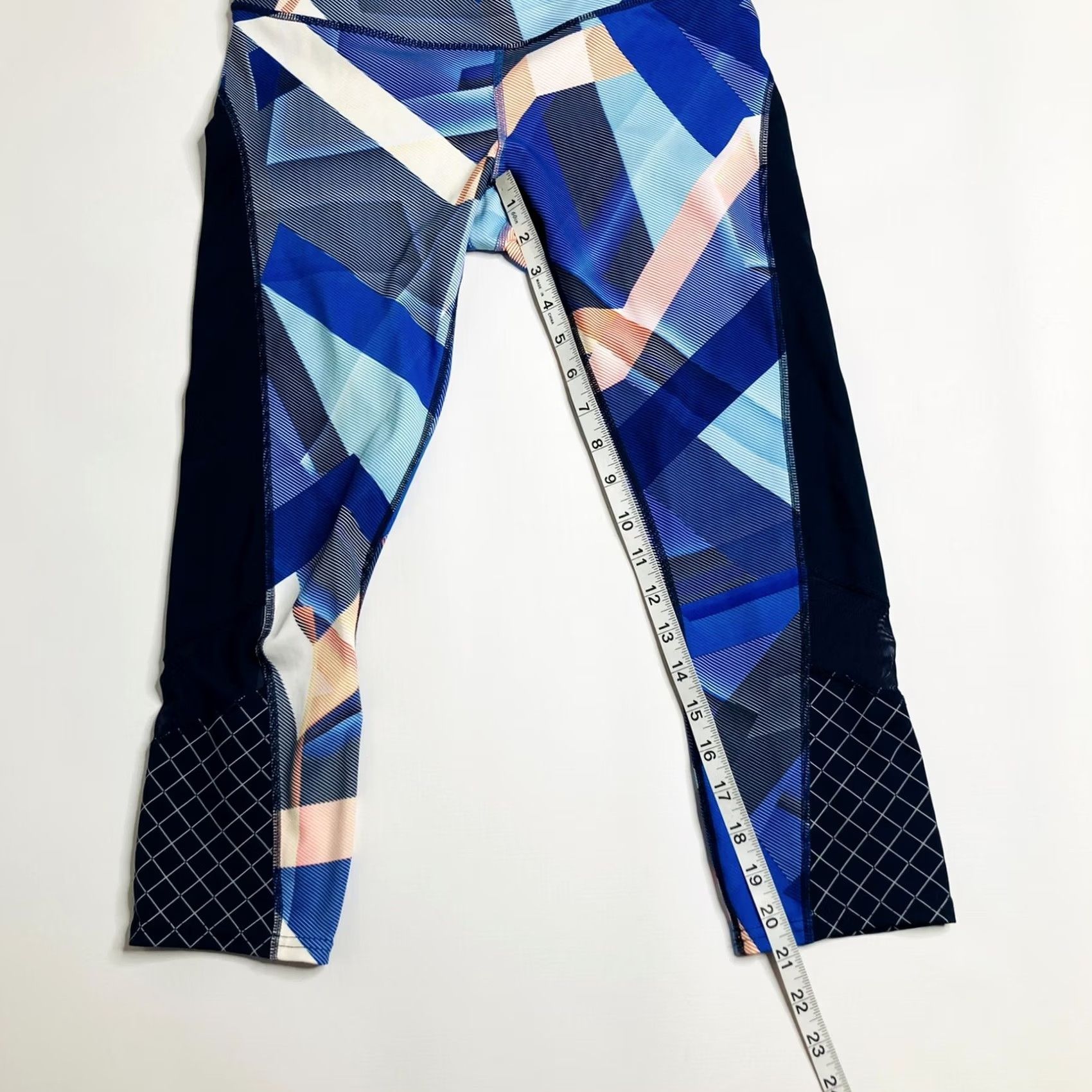 Athleta Athleta Leggings Capri Blue Size Small EUC Geo Sonar Electric Size 28" / US 6 / IT 42 - 5 Thumbnail