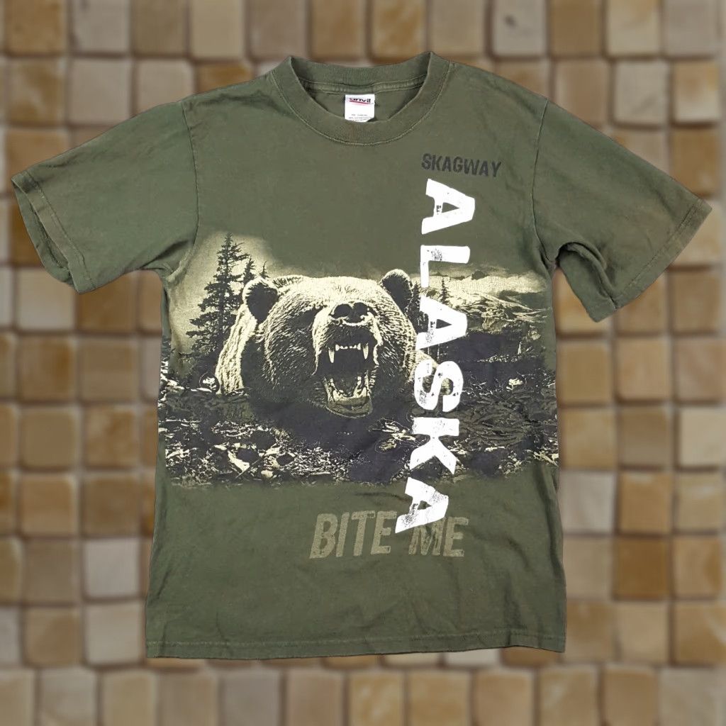 Anvil VINTAGE Anvil Alaska T-Shirt Men’s XS Short Sleeve Crew Neck Green 90s Bear Wrap Around Print Retro Nature Bear Mens XS Size US XS / EU 42 / 0 - 1 Thumbnail