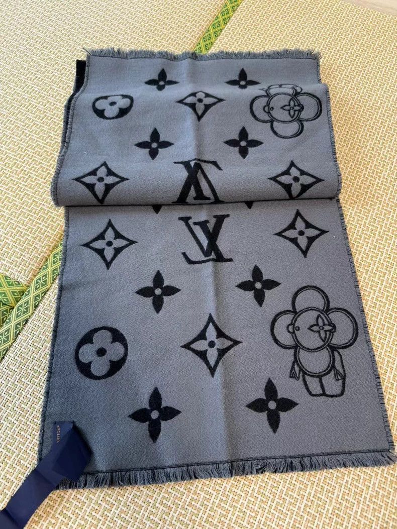Louis Vuitton Louis Vuitton Vivian's Old Flower Cashmere Scarf Size ONE SIZE - 1 Thumbnail