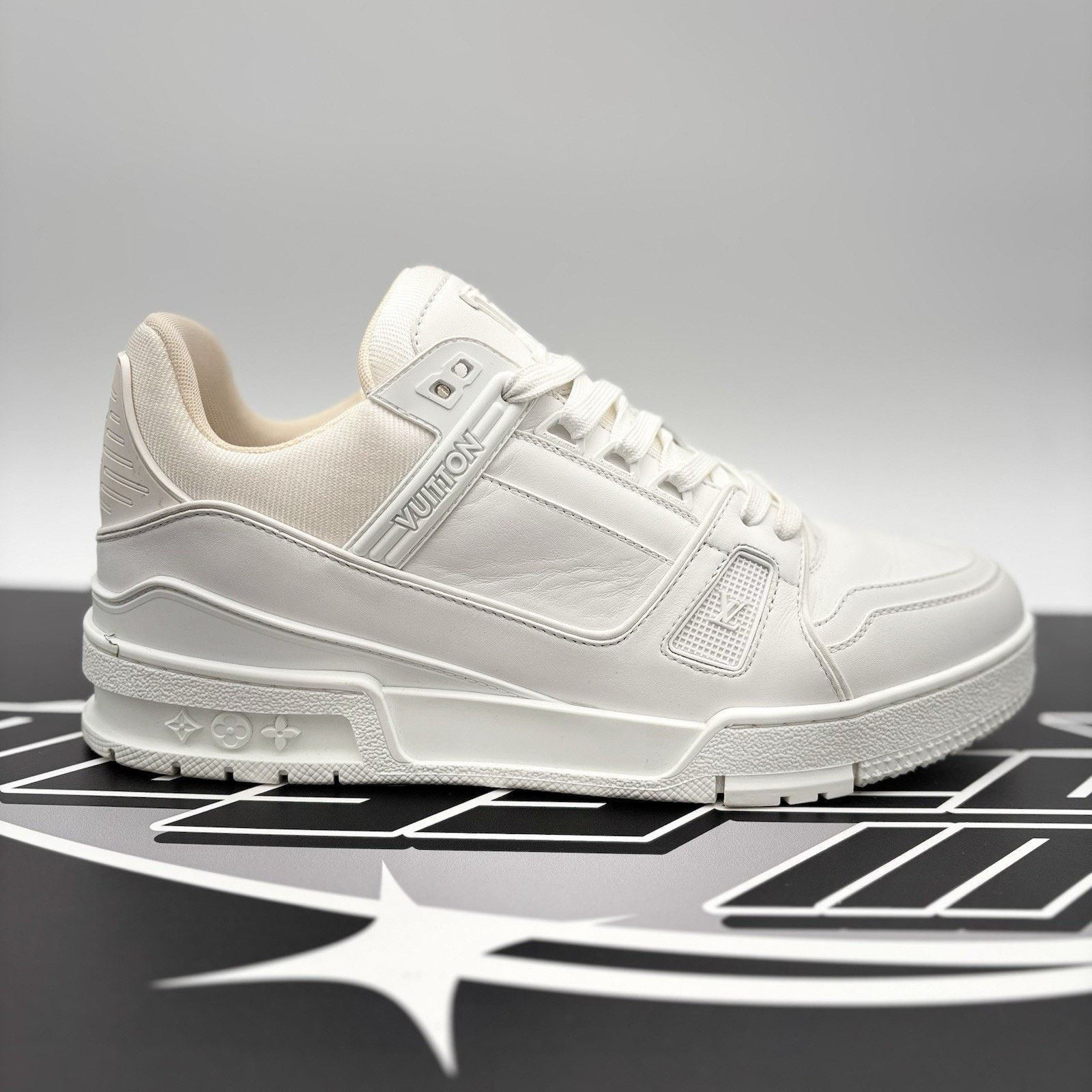 Louis Vuitton Louis Vuitton Trainer ' White ' | EXCELLENT CONDITION! Size US 8.5 / EU 41-42 - 2 Thumbnail