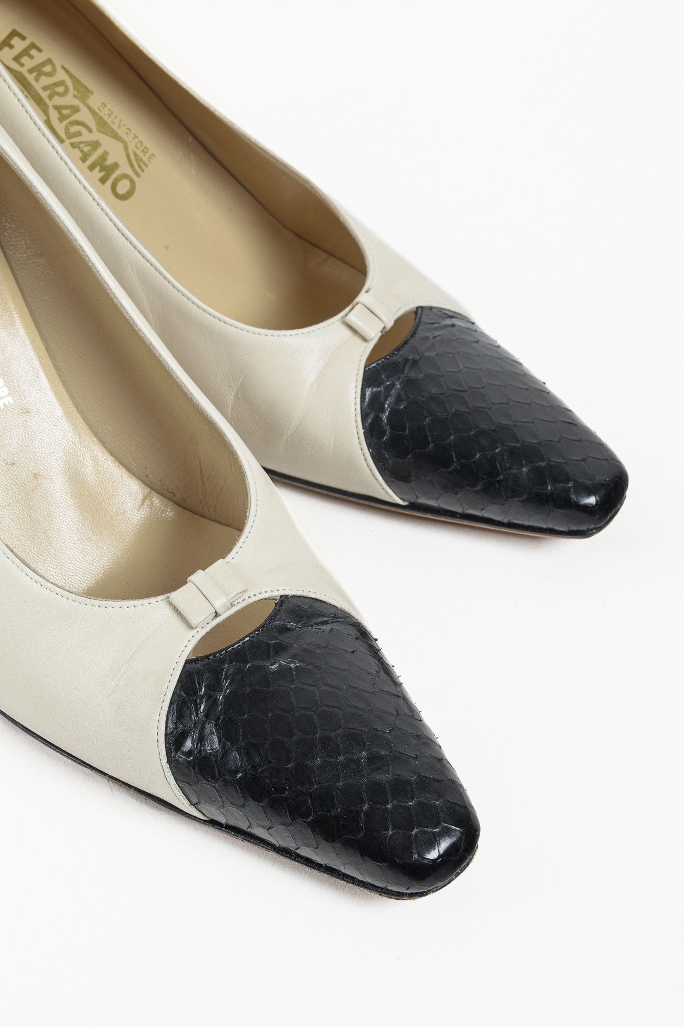 Salvatore Ferragamo Salvatore Ferragamo Classic Two-Tone Black Beige Pump Size US 10 / IT 40 - 6 Thumbnail