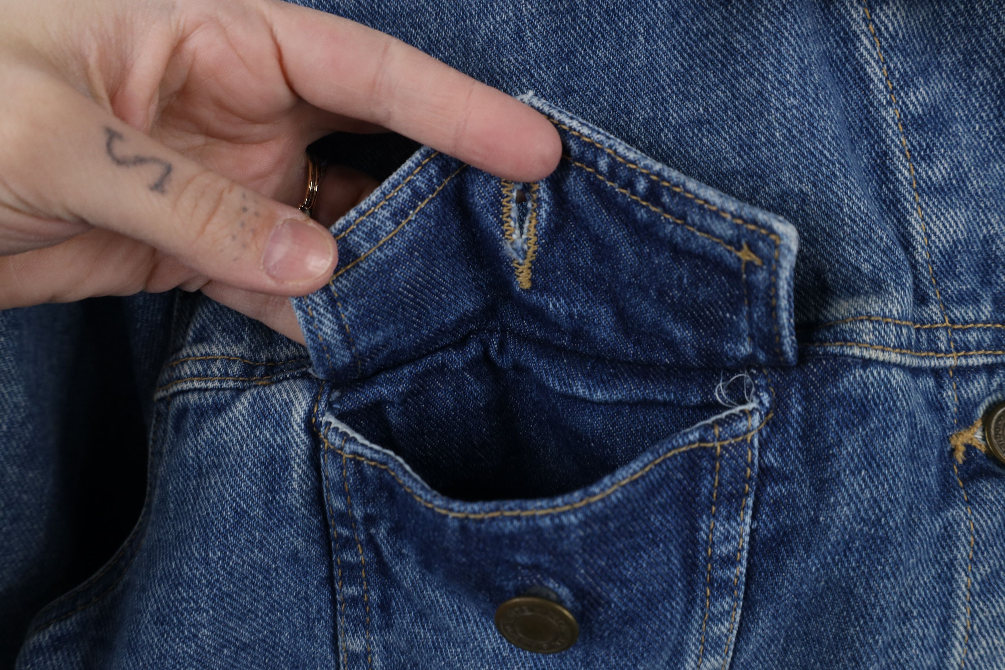 Vintage Vintage 90s Streetwear Distressed Denim Jean Trucker Jacket Size L / US 10 / IT 46 - 7 Thumbnail