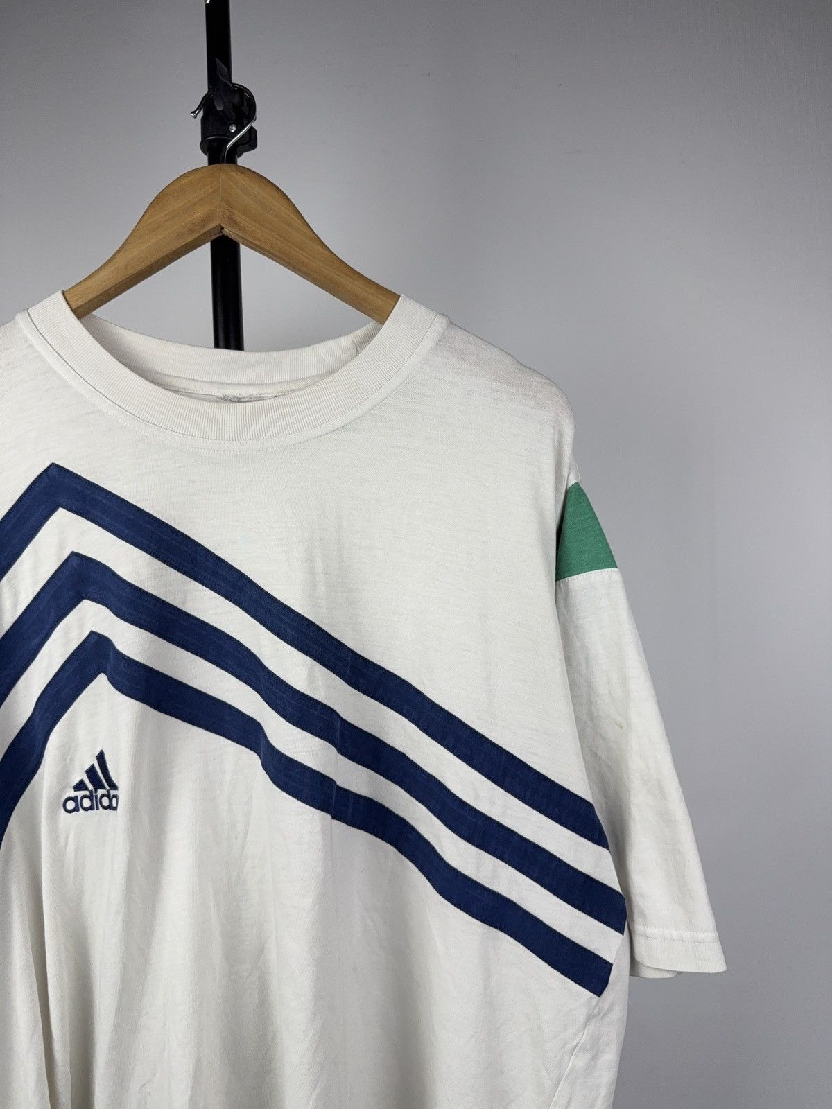 Adidas Retro Adidas Vintage 90s White T-Shirt Chevron Stripe Logo Size US L / EU 52-54 / 3 - 2 Thumbnail