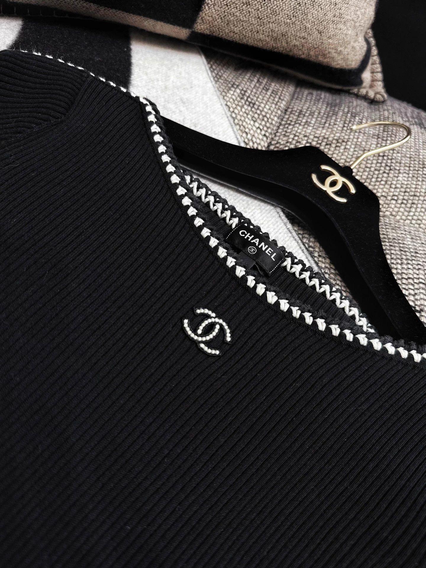 Chanel Chanel 22C Black White Trim L/S Small Logo Sweater 36 Size XS / US 0-2 / IT 36-38 - 4 Thumbnail