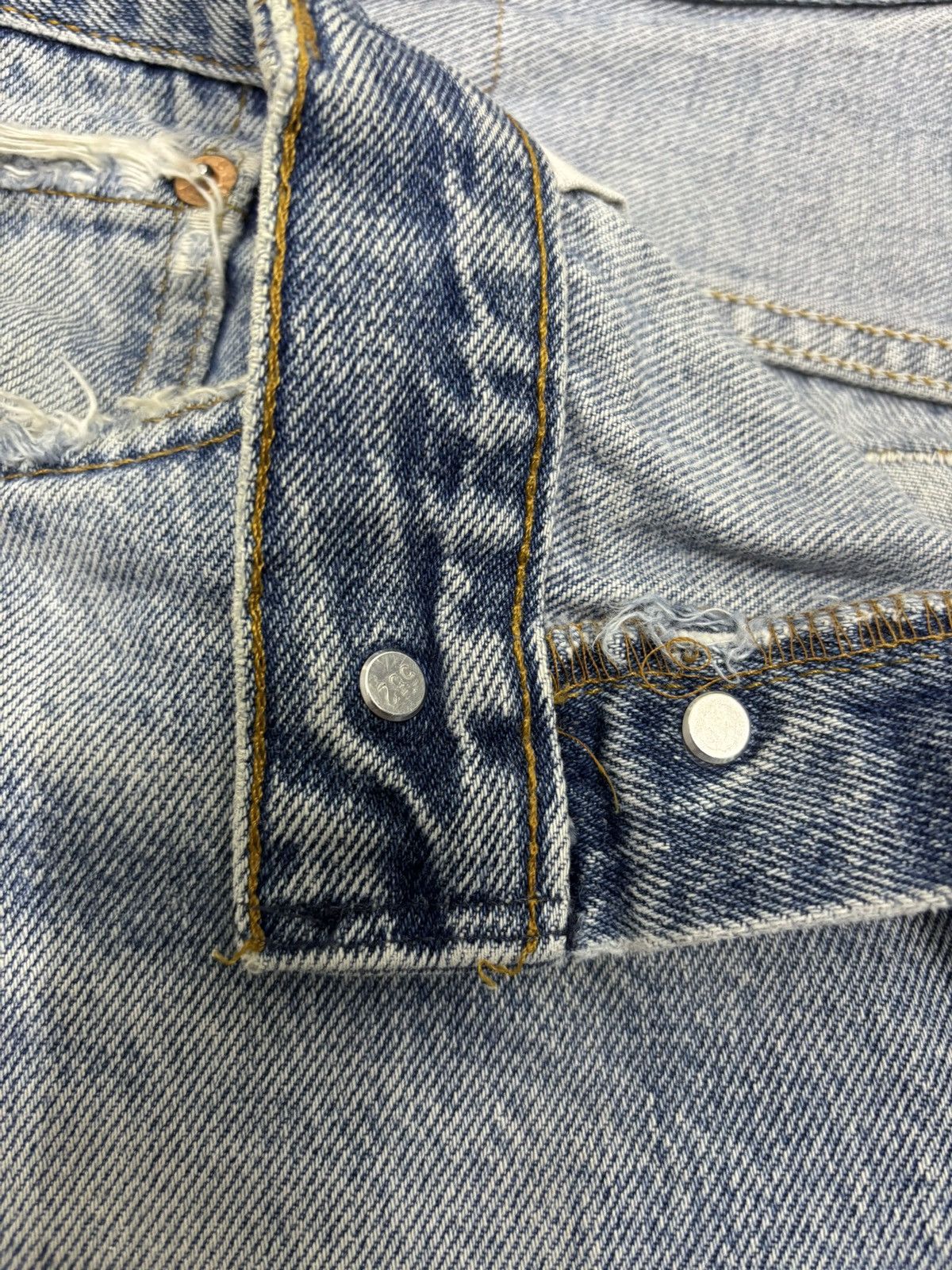 Levi's VINTAGE LEVIS 501 BUTTON 522 THRASHED DISTRESSED DENIM JEAN Size US 36 / EU 52 - 10 Thumbnail