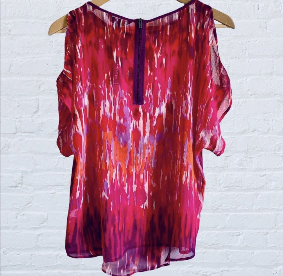 Express EXPRESS ZIP BACK SLIT SLEEVE SHORT SLEEVE COLD SHOULDER TOP Size XS / US 0-2 / IT 36-38 - 3 Thumbnail