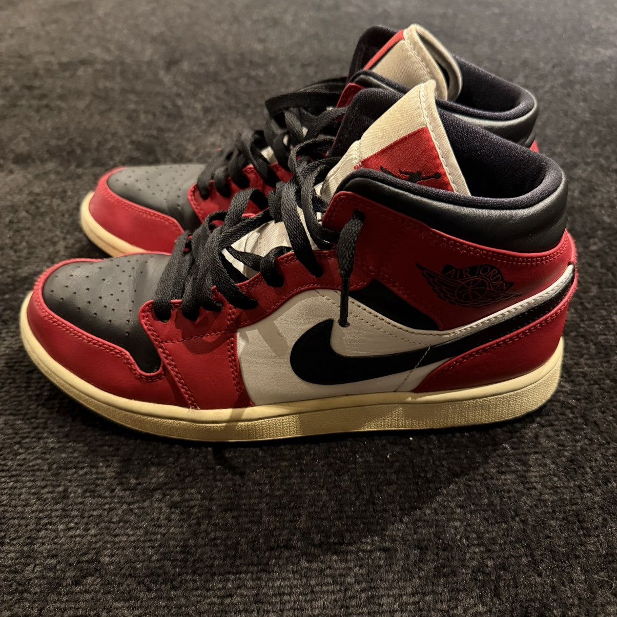 Jordan Brand Nike Air Jordan 1 Mid Chicago Black Toe OG Bred 2020 -Size 9 Size US 9 / EU 42 - 5 Thumbnail