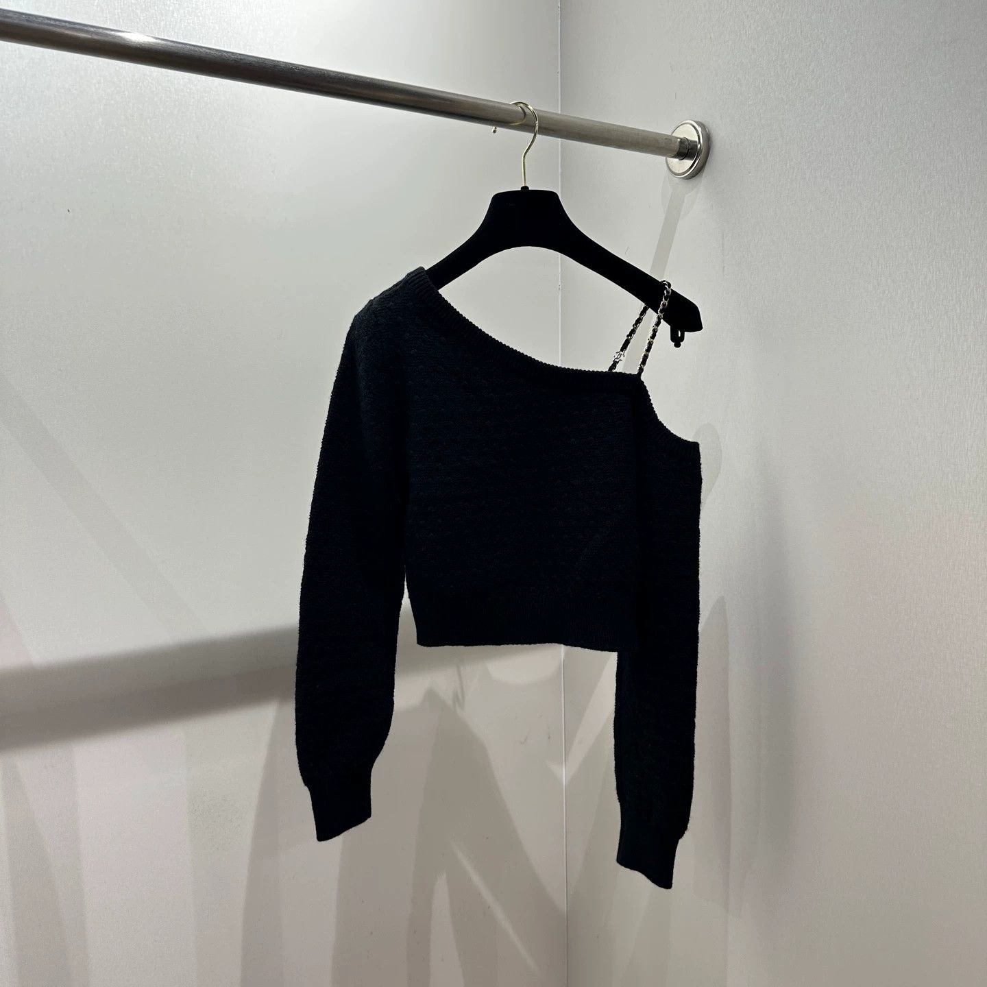 Chanel Chanel Off-the-shoulder Chain Logo Cashmere Sweater 34 Size XS / US 0-2 / IT 36-38 - 2 Thumbnail