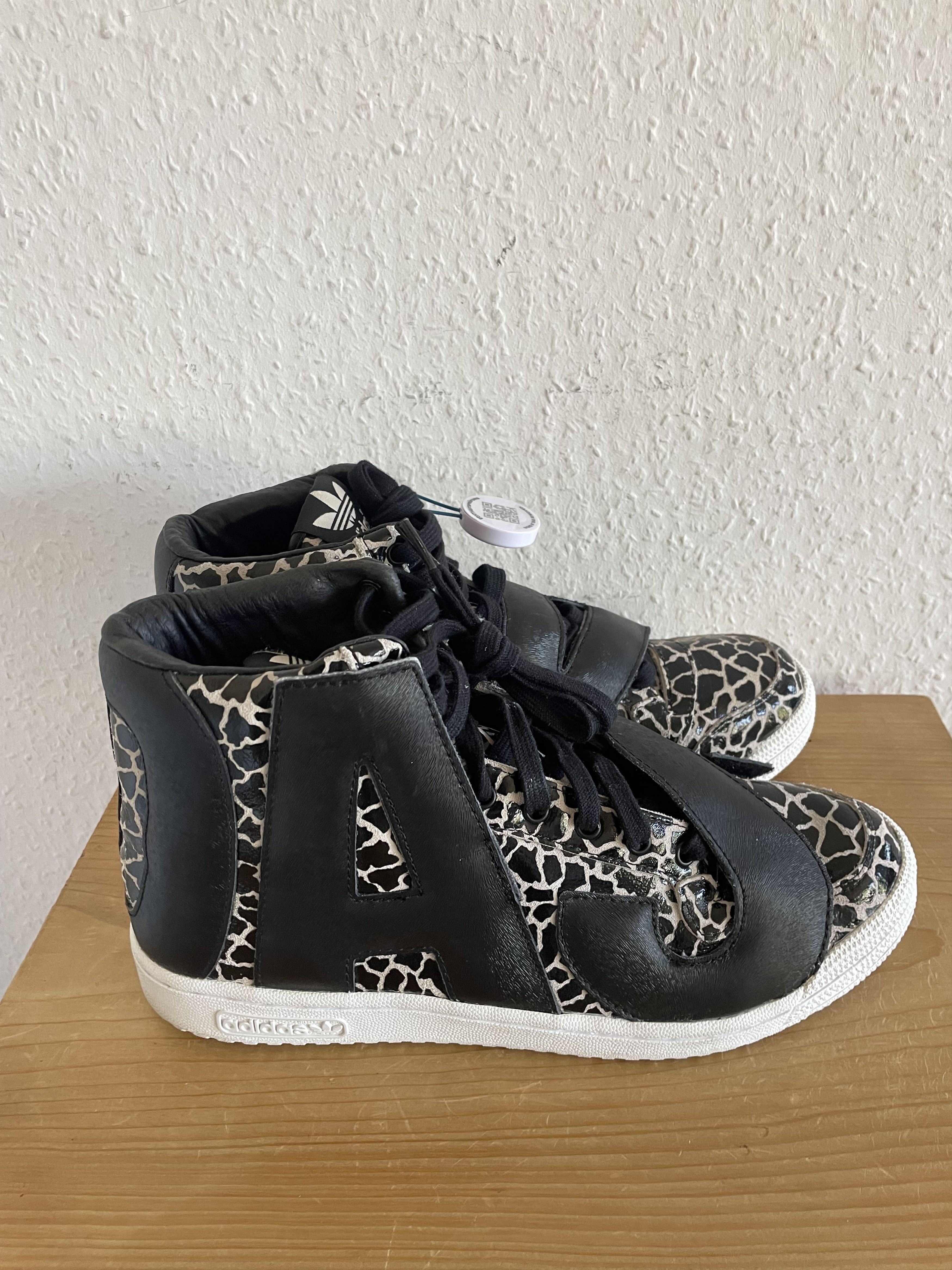 Adidas × Jeremy Scott JS Letters Giraffe Size US 9 / EU 42 - 4 Thumbnail