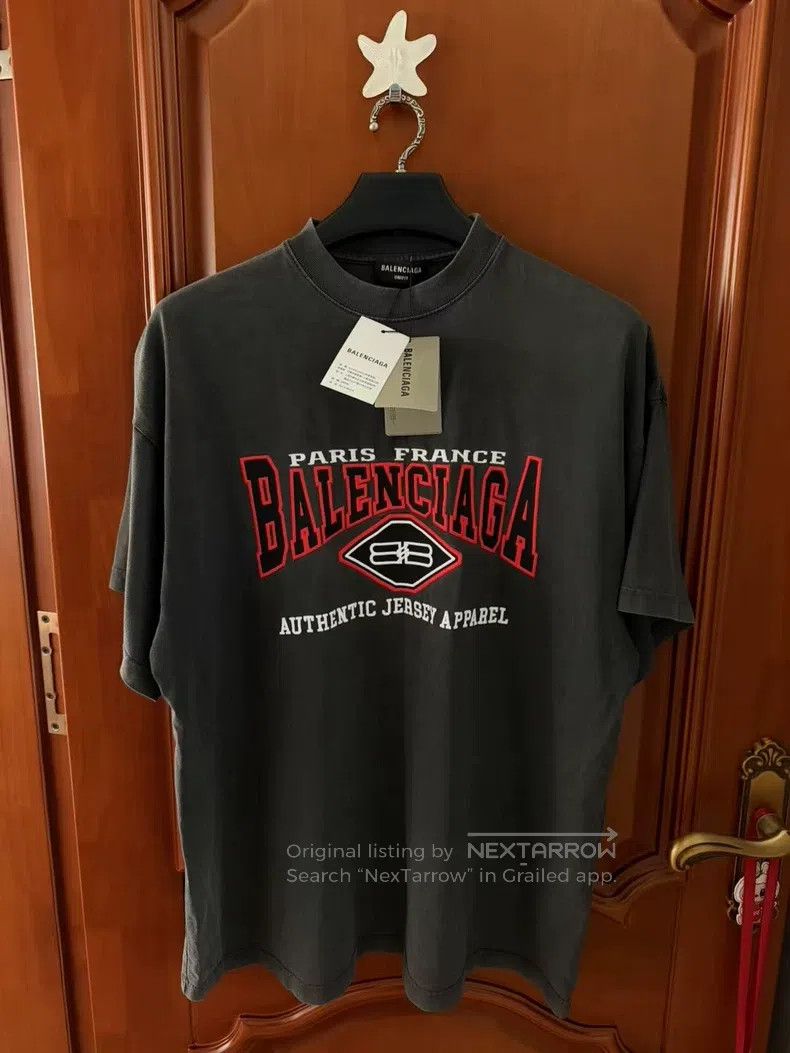 Balenciaga Balenciaga Bat logo lettered short-sleeve T-shirt Size US S / EU 44-46 / 1 - 1 Thumbnail