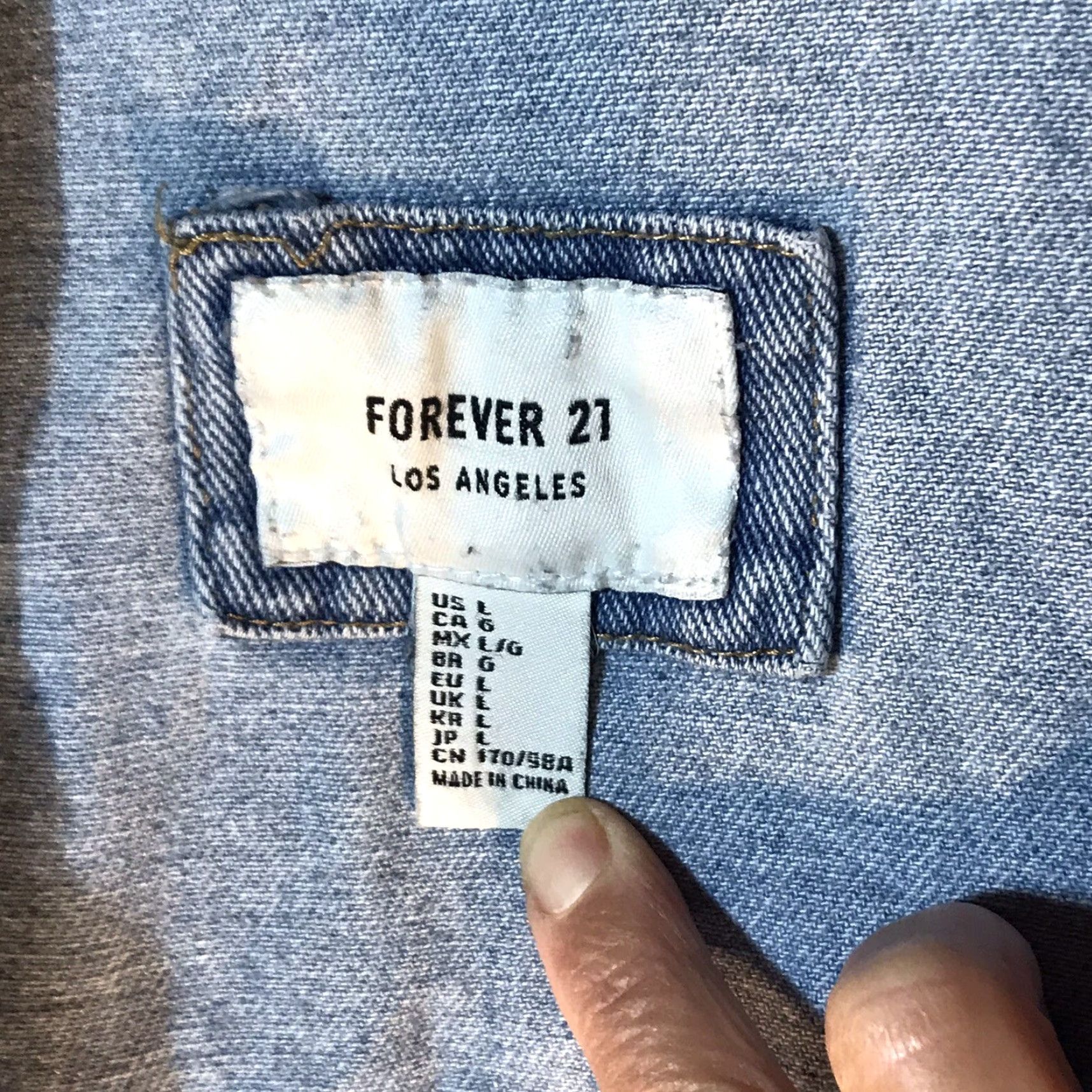 Forever 21 Forever 21 Blue Denim Jacket Women’s Size L Light Wash Destroyed Casual Workwear Size 36" / US 14 / IT 50 - 2 Thumbnail