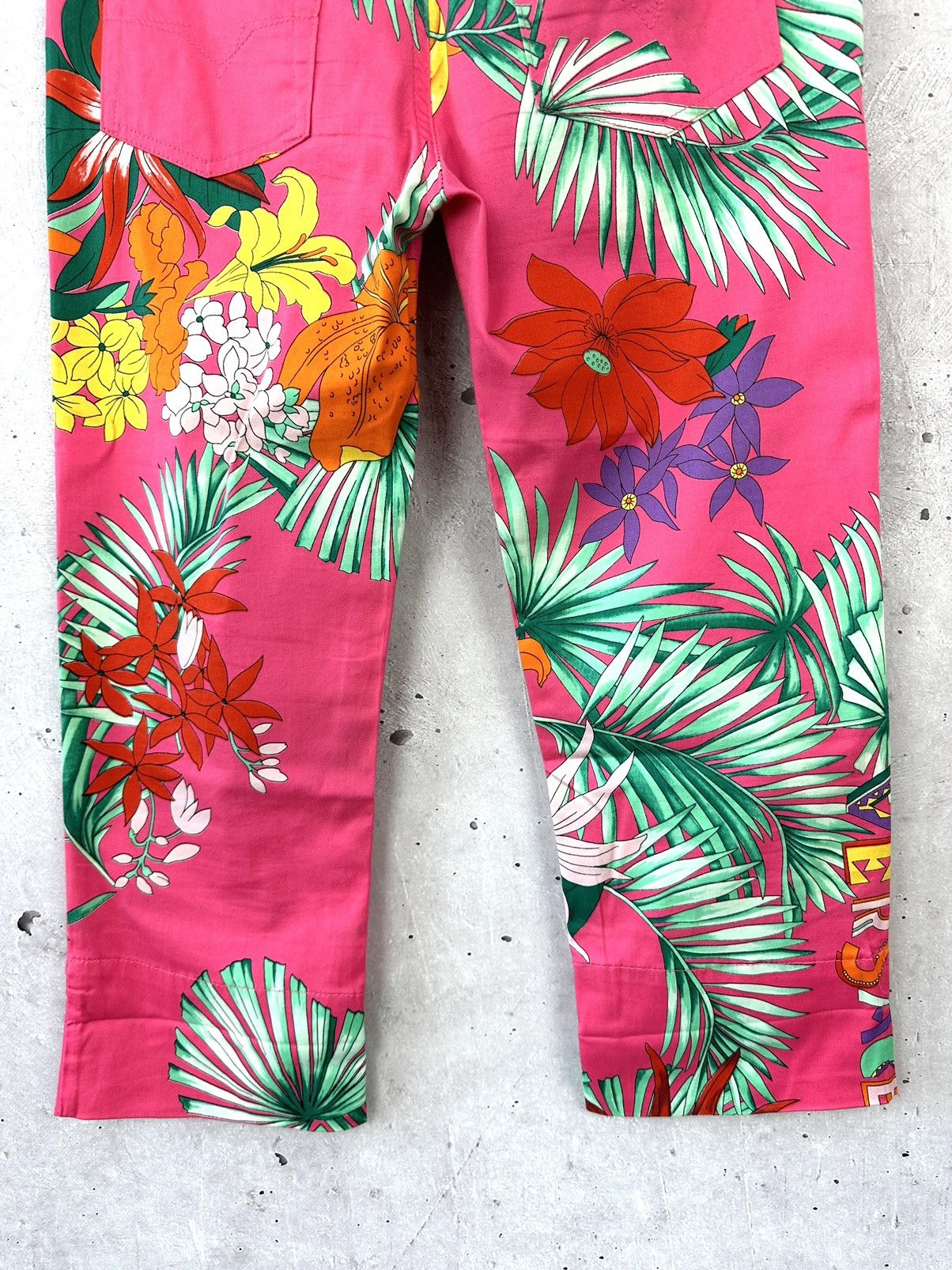 Versace Jeans Couture × Vintage Vintage Versace Jeans Couture Tropical Plants Cropped Pants Size 28" / US 6 / IT 42 - 7 Thumbnail