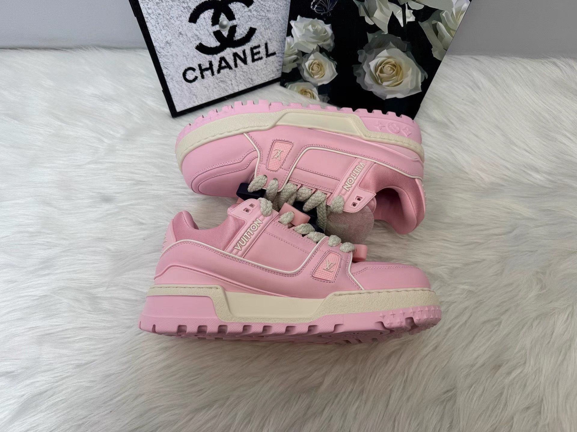 Louis Vuitton Louis Vuitton Trainer Maxi LOVE Logo Low Top Sneakers K36 Size US 8 / EU 41 - 6 Thumbnail