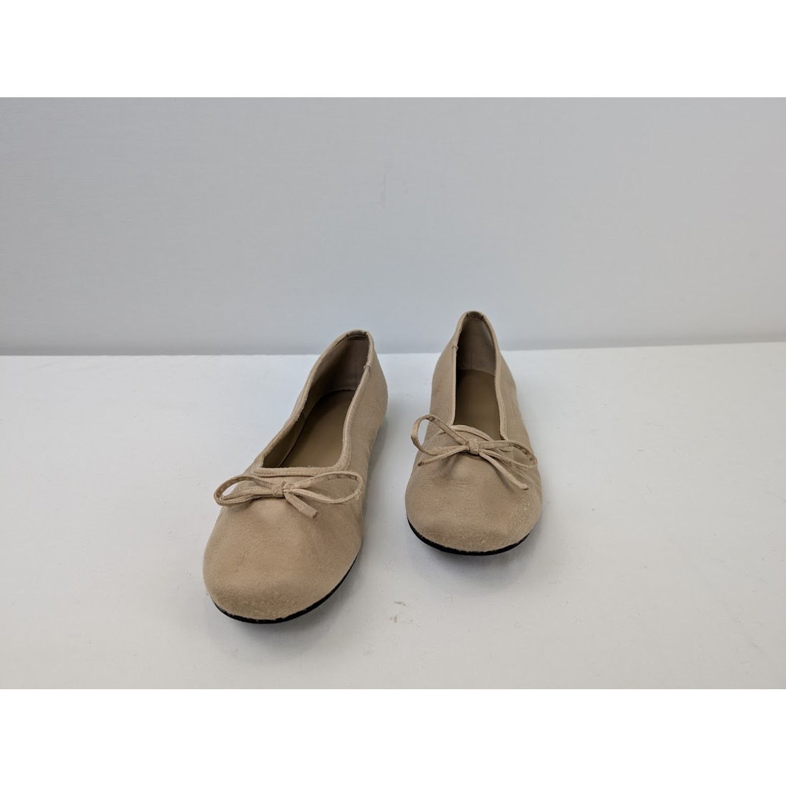 Balenciaga o1rshd1 Leopold Flat Satin Mule Shoe in Light Beige Size US 7 / EU 40 - 10 Thumbnail