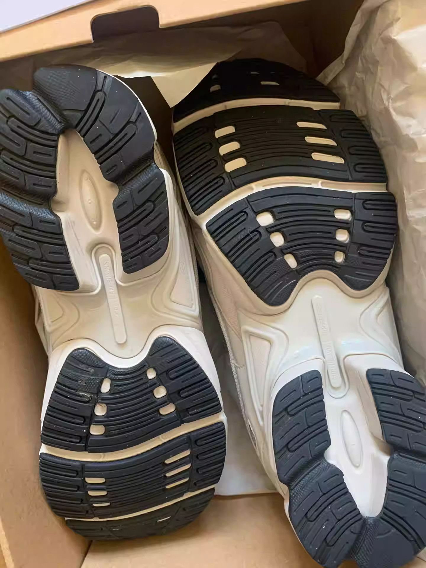 Raf Simons Raf Simons X ADIDAS OZWEEGO3 Size US 9 / EU 42 - 8 Thumbnail