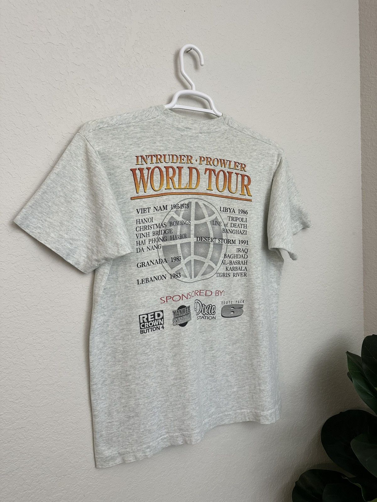 Band Tees × Vintage Vintage 90s Intruder Prowler World Tour Grumman Aerospace Size US L / EU 52-54 / 3 - 4 Thumbnail