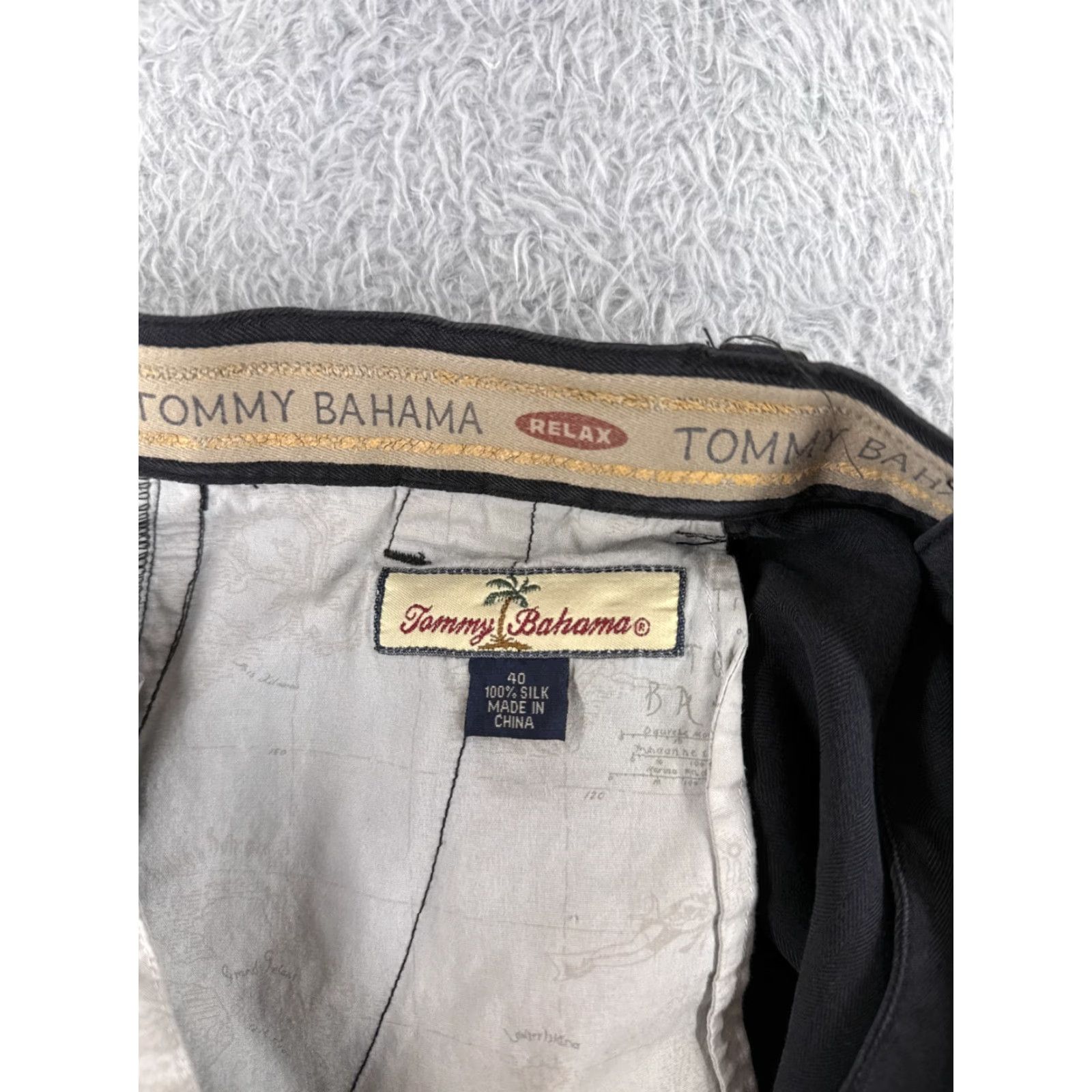 Tommy Bahama Tommy Bahama Bermuda Shorts Men 40 Black Pleated Silk Herringbone Quick Dry Cargo Pocket Adult Regular waist 40 Size US 40 / EU 56 - 7 Thumbnail