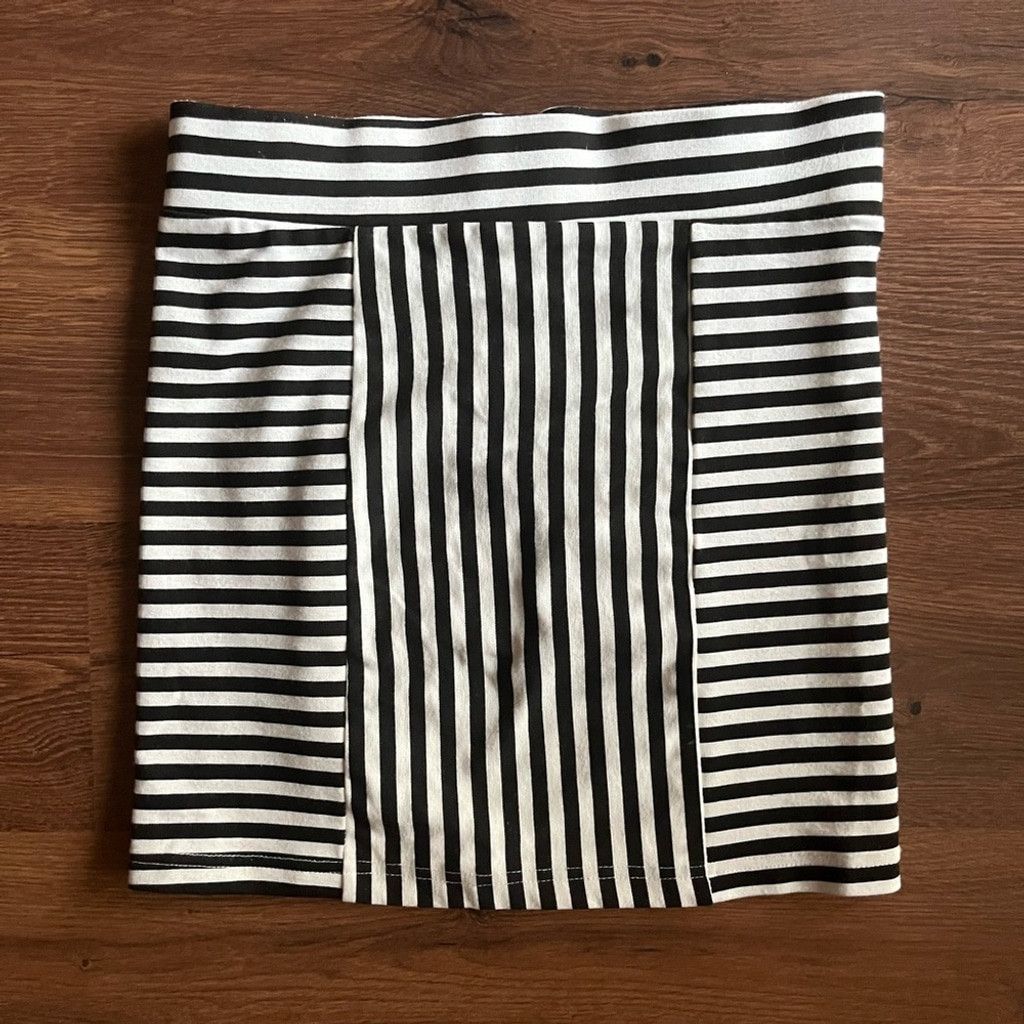 MINKPINK 🖤 MINK PINK Striped Black & White Mini Skirt 🤍 Size 24" / US 00 / IT 34 - 2 Thumbnail