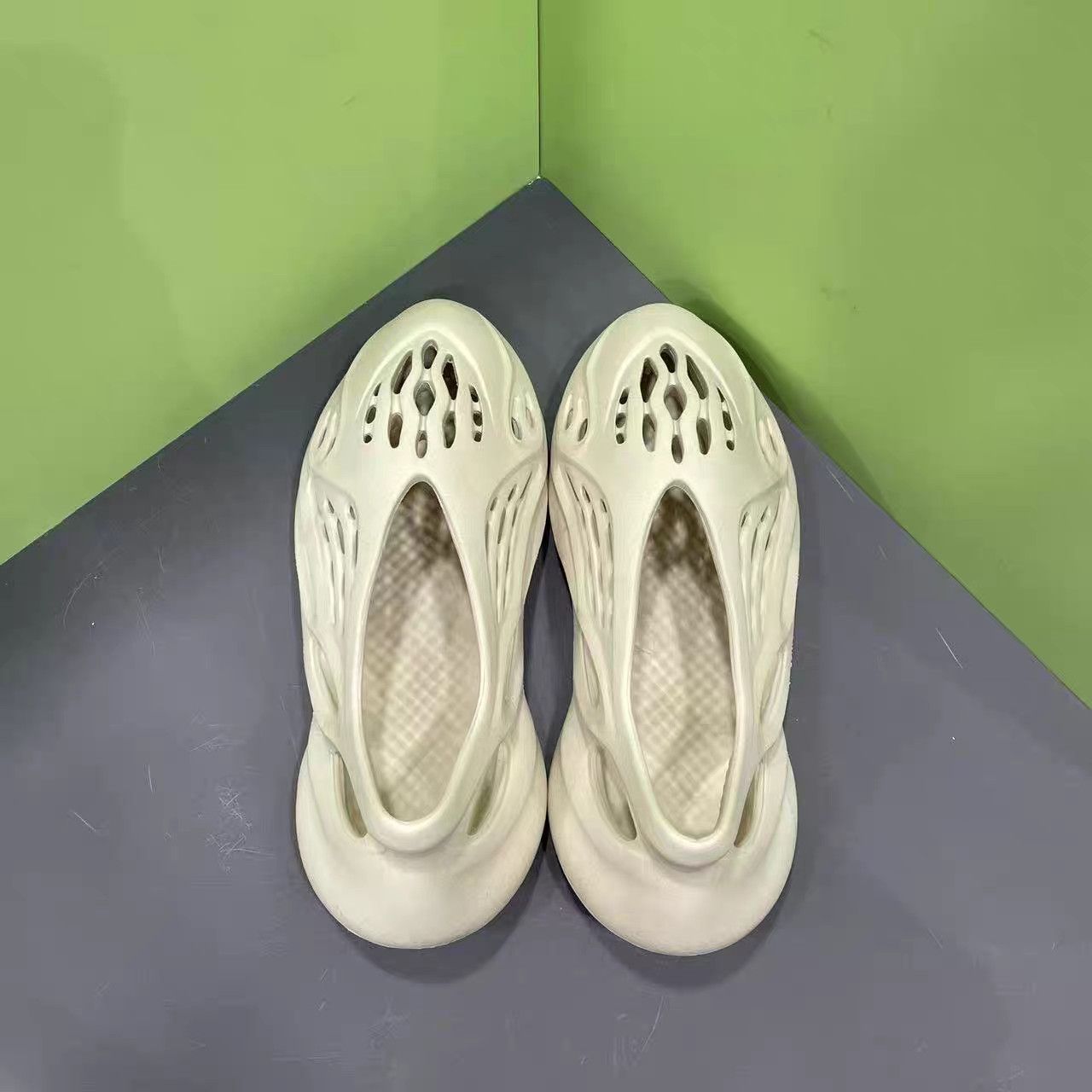 Adidas Yeezy Foam Runner Sand K15 Size US 13 / EU 46 - 5 Thumbnail