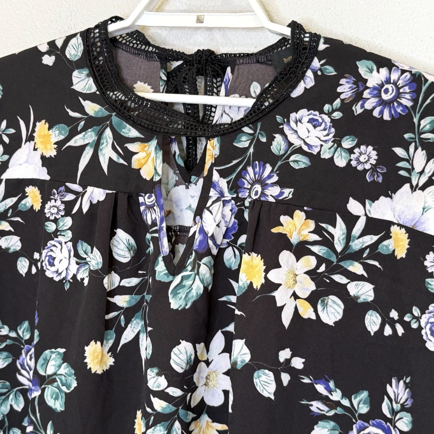 Vintage Suzanne Betro Top Blouse Womens Size 1X Black Floral Print 3/4 Puff Sleeve Round Neck Tie Closure Bohemian Lightweight Peach Hole Back Loose Fit Size XL / US 12-14 / IT 48-50 - 2 Thumbnail