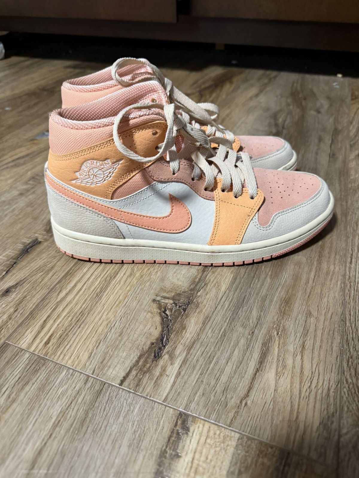 Nike 2021 Wmns Air Jordan 1 Mid 'Apricot' Size US 9 / IT 39 - 3 Thumbnail