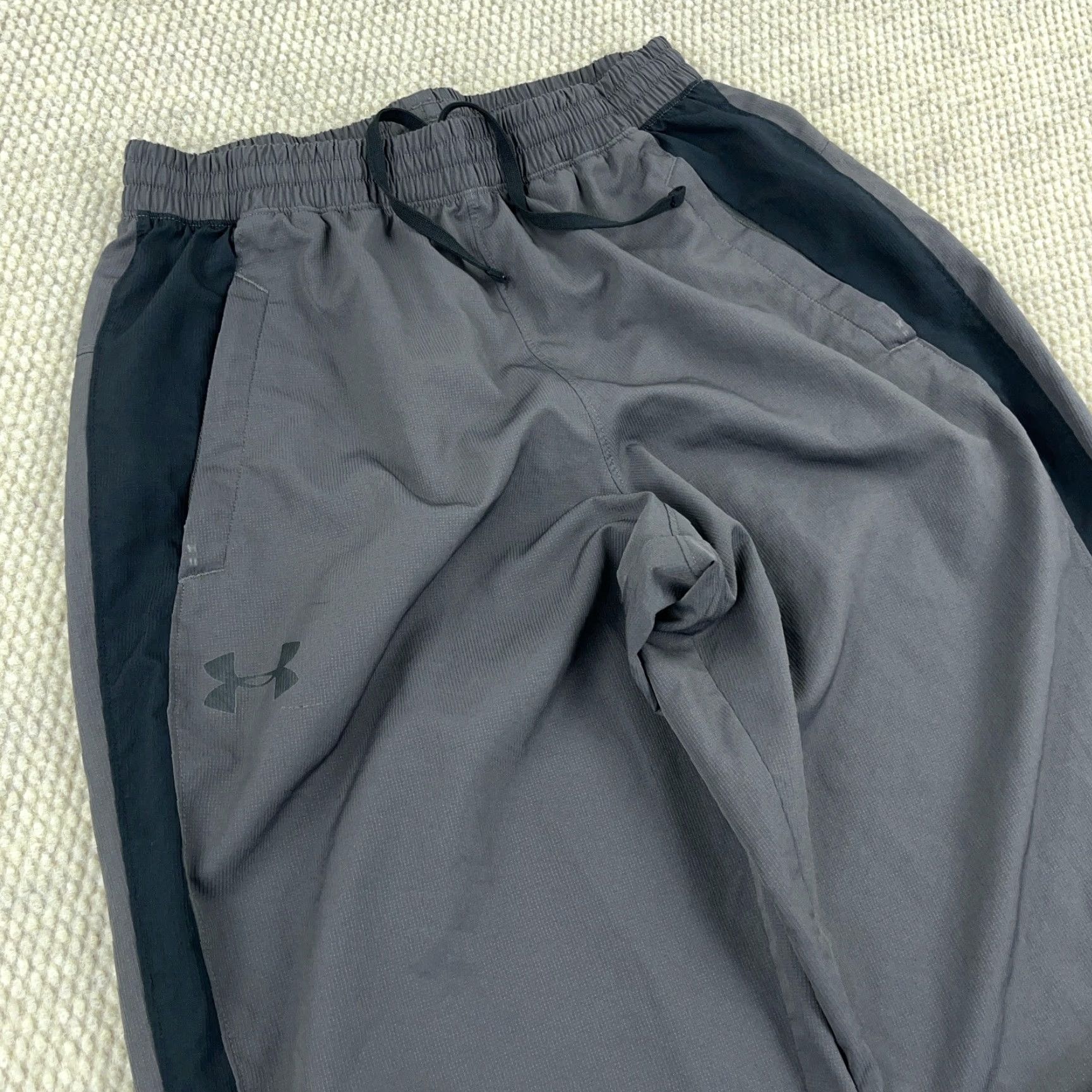 Under Armour Under Armour Pants Men Medium Gray Black Windbreaker Joggers Track Pants Baggy Size US 31 - 4 Thumbnail