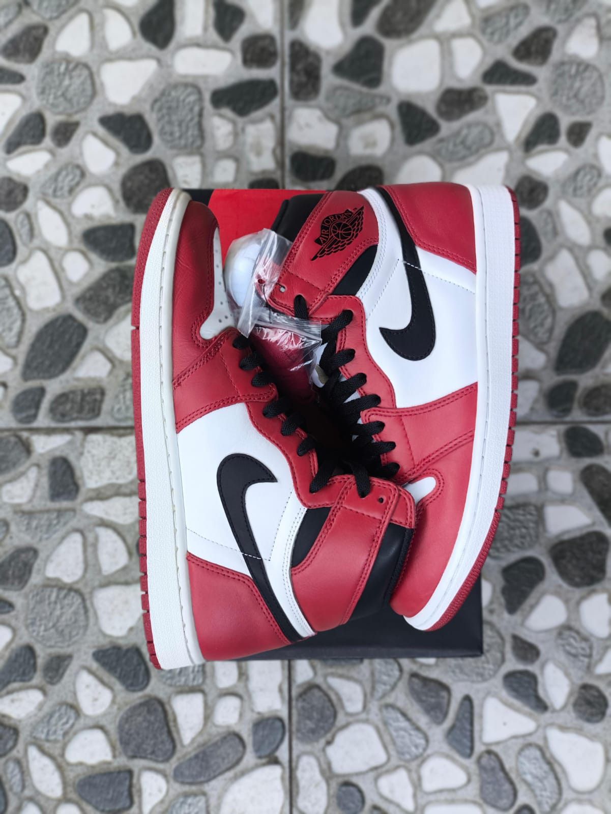 Nike Air Jordan 1 Retro High OG Chicago 2015 Size US 10.5 / EU 43-44 - 2 Thumbnail