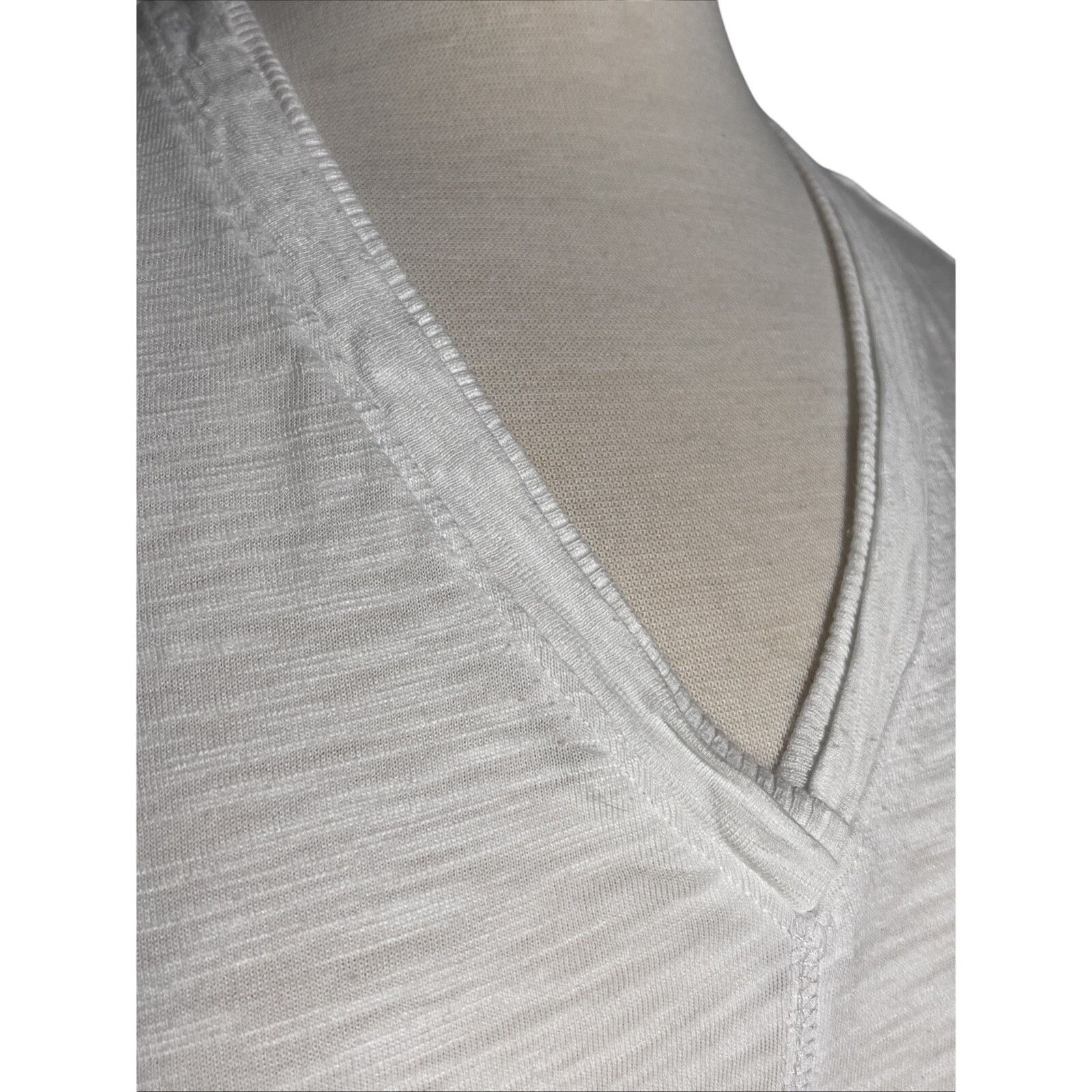 Chicos Chicos Ladies Size 2/L Top White V-neck Size L / US 10 / IT 46 - 2 Thumbnail