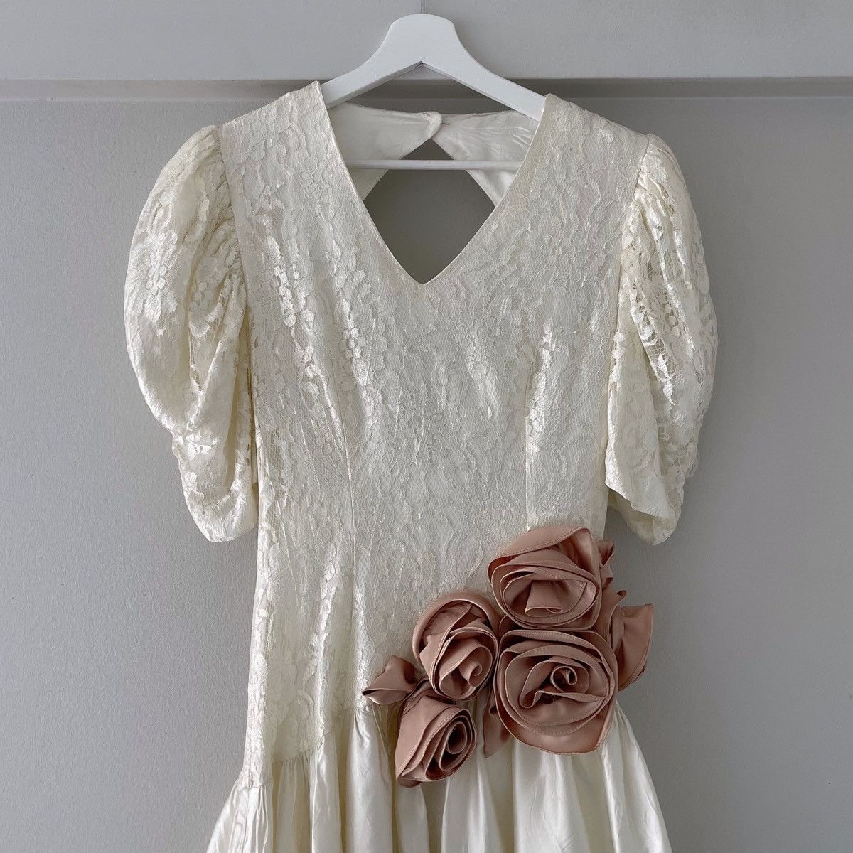 Vintage Vintage 1980s Ivory Satin & Lace Puff Sleeve Dress (XS-S) Size S / US 4 / IT 40 - 6 Thumbnail