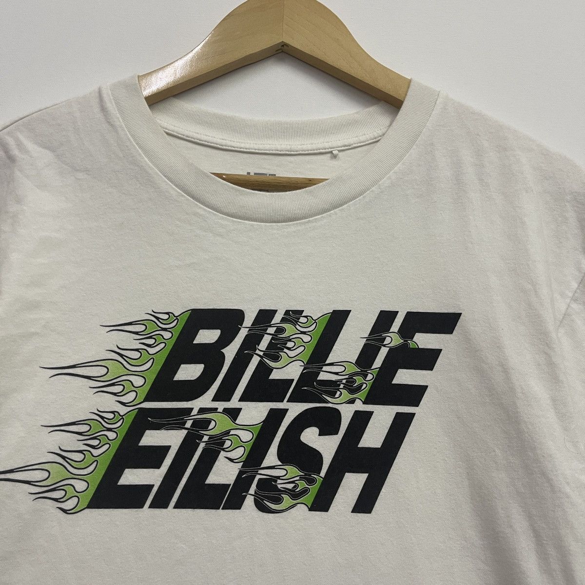 Billie Eilish × Uniqlo Uniqlo X billie Eilish White Shirt Size US M / EU 48-50 / 2 - 2 Thumbnail