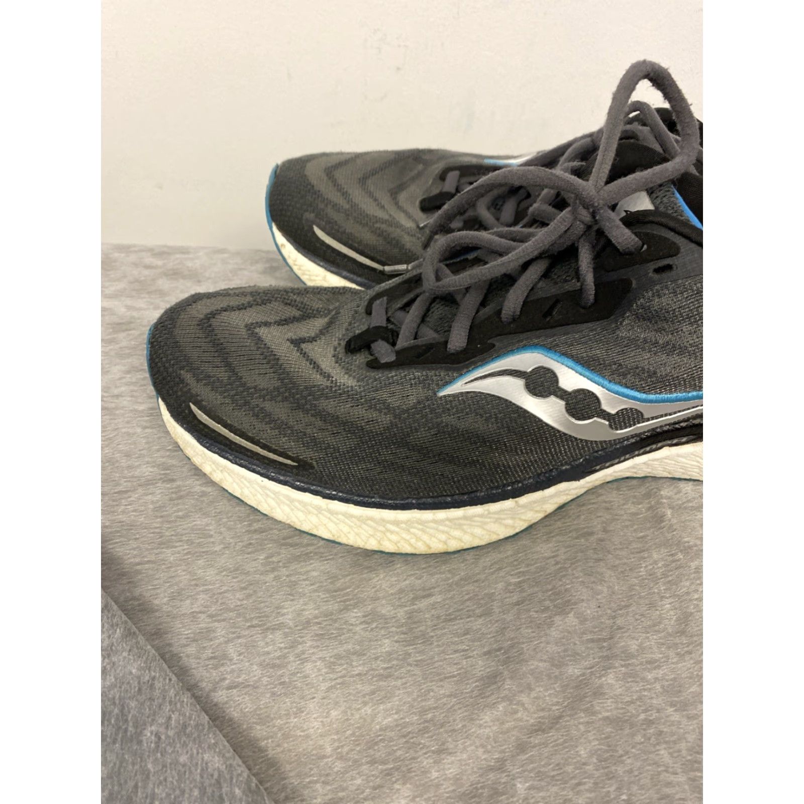 Saucony Saucony Men's Triumph 20 Sneaker Shoes Running Shoes Size 11.5 M US Dark Gray Black Athletic Shoes Mens Size US 11 / EU 44 - 6 Thumbnail