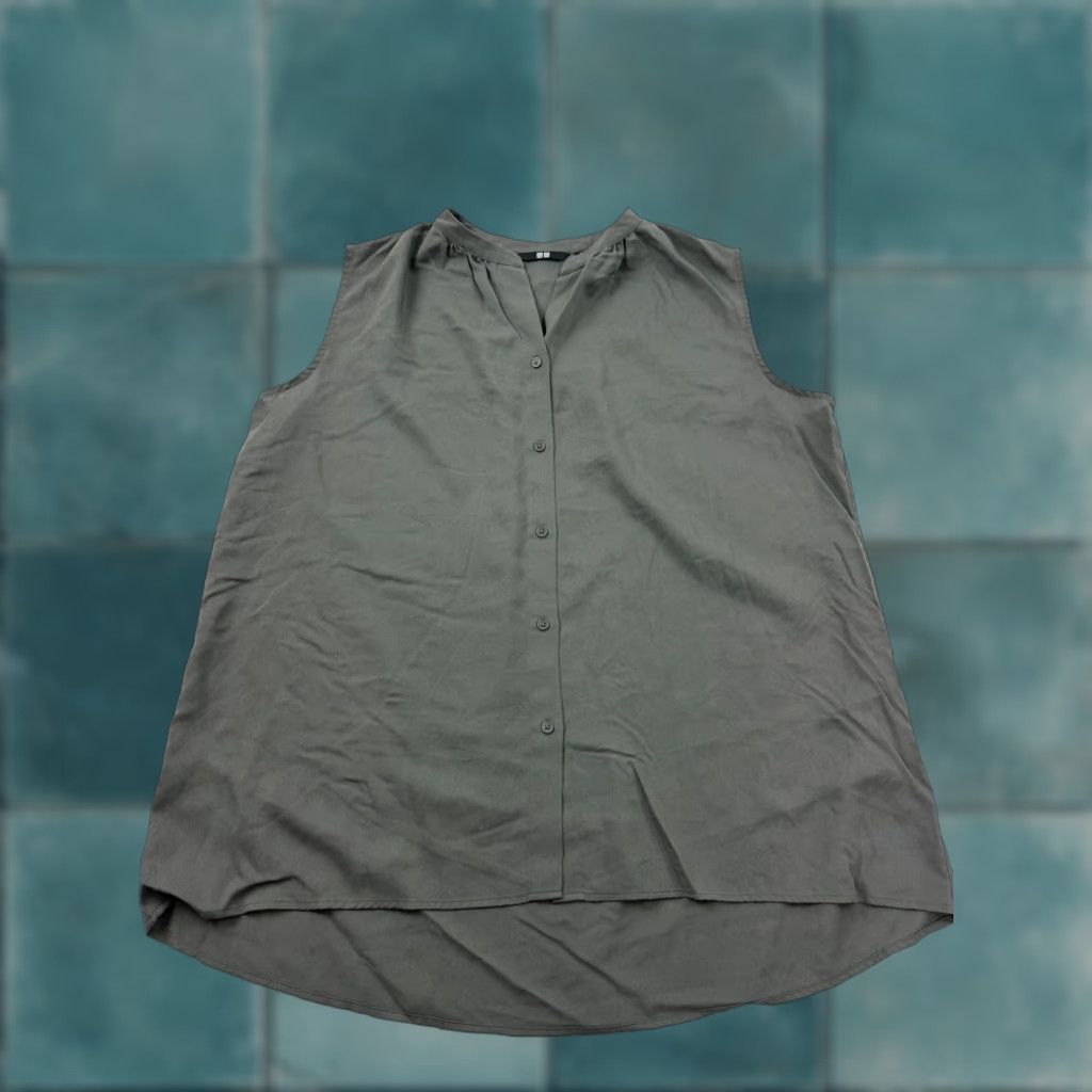 Uniqlo Uniqlo Blouse Womens XL Gray V-Neck Sleeveless Button Tunic Lightweight Top Size XL / US 12-14 / IT 48-50 - 1 Thumbnail