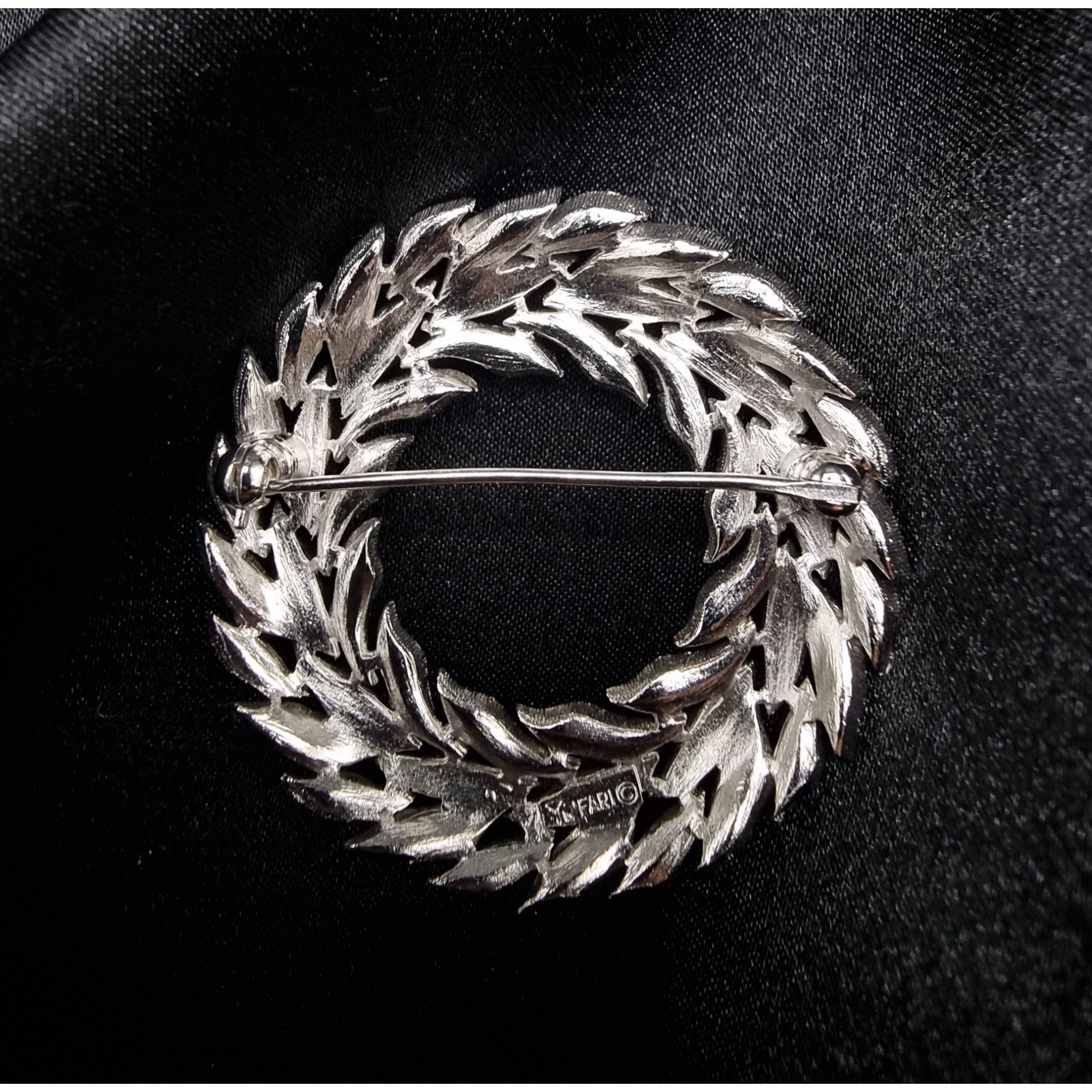 Vintage Vintage 1960s TRIFARI Signed Silver-Tone Wreath-Style Brooch Size ONE SIZE - 5 Thumbnail