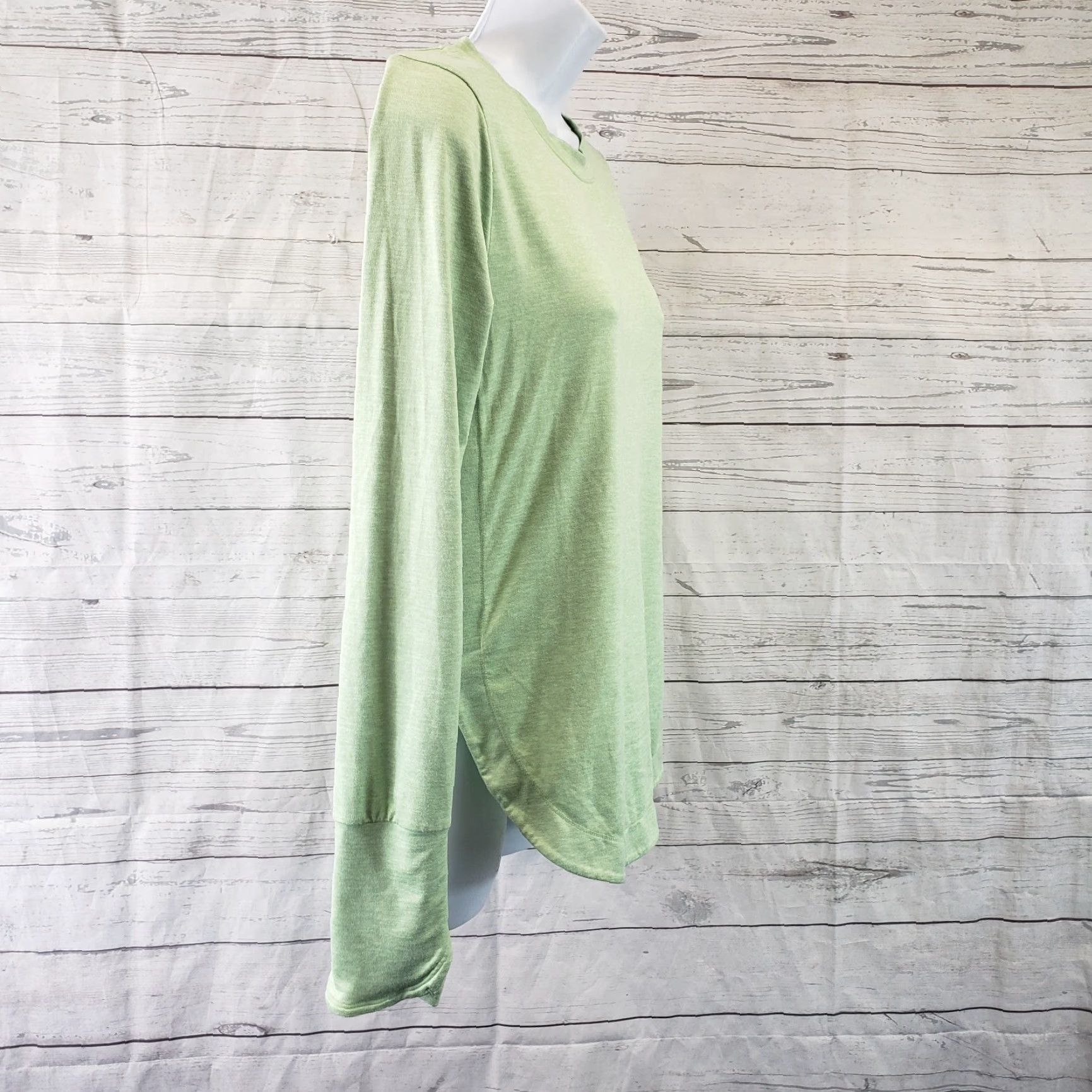 Athleta Athleta Womens Uptempo Long Sleeve Top XS Solid Green Thumbholes Shirt Womens XS Green Pullover Activewear 90s? Size XS / US 0-2 / IT 36-38 - 3 Thumbnail