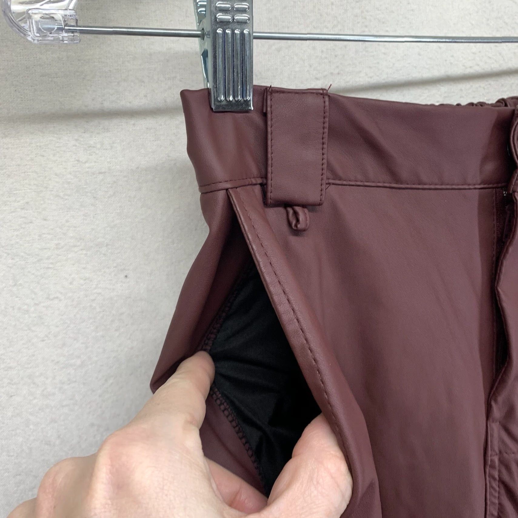 Vintage VINTAGE American Bazi Women's Faux Leather Joggers Tapered Slim Fit Burgundy Size Small Inseam 29" Party Business Size 28" / US 6 / IT 42 - 4 Thumbnail