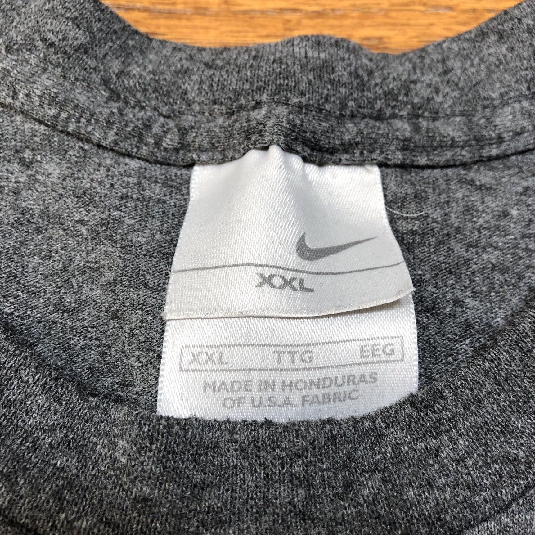 Nike VINTAGE Nike T-Shirt Mens 2XL Gray Short Sleeve Crew Neck Center Swoosh Logo 90s 2000s Sports Classic Size US XXL / EU 58 / 5 - 4 Thumbnail