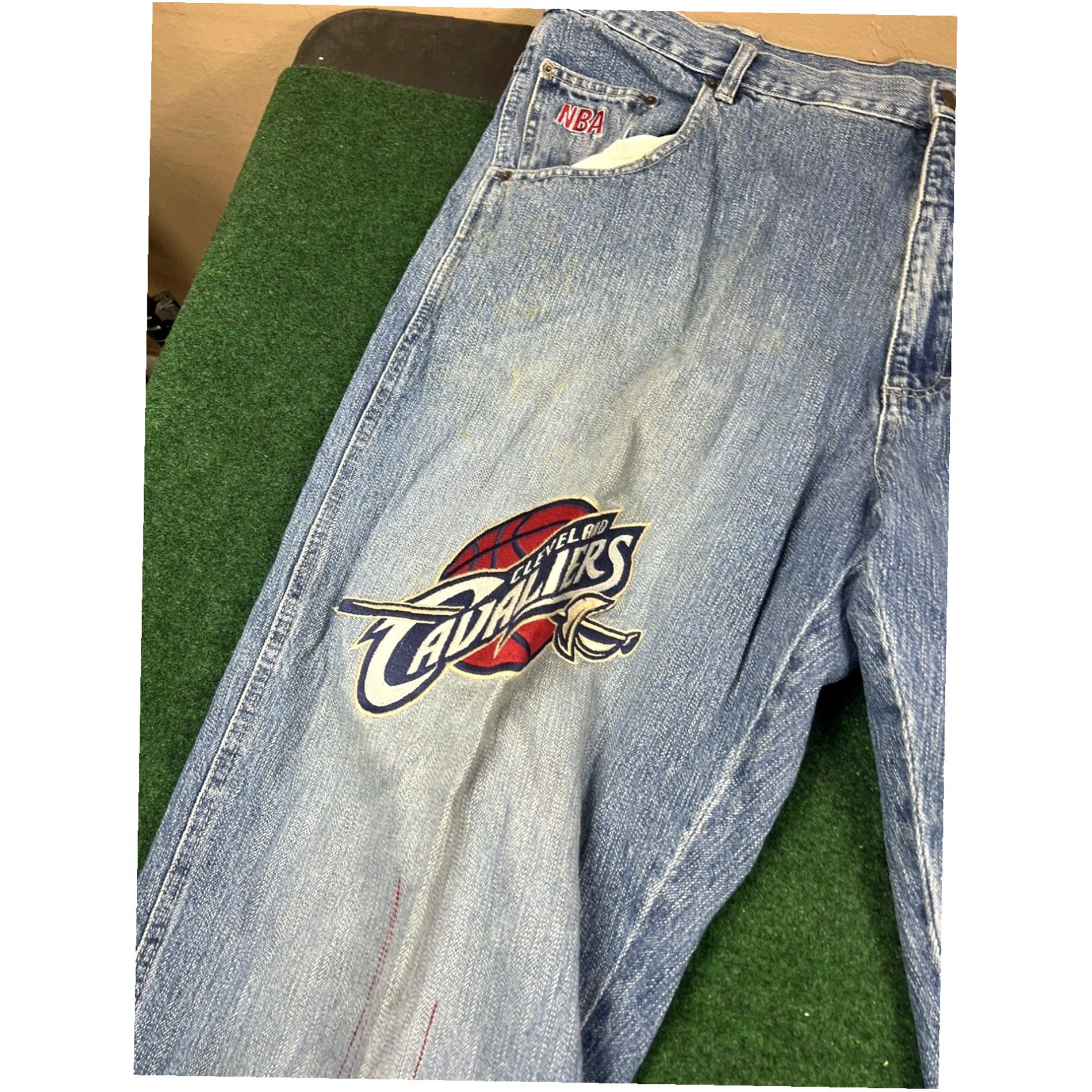 NBA RARE UNK NBA Cleveland Cavaliers Denim Jeans Embroidered Men Sz 42/33 Size US 42 / EU 58 - 4 Thumbnail